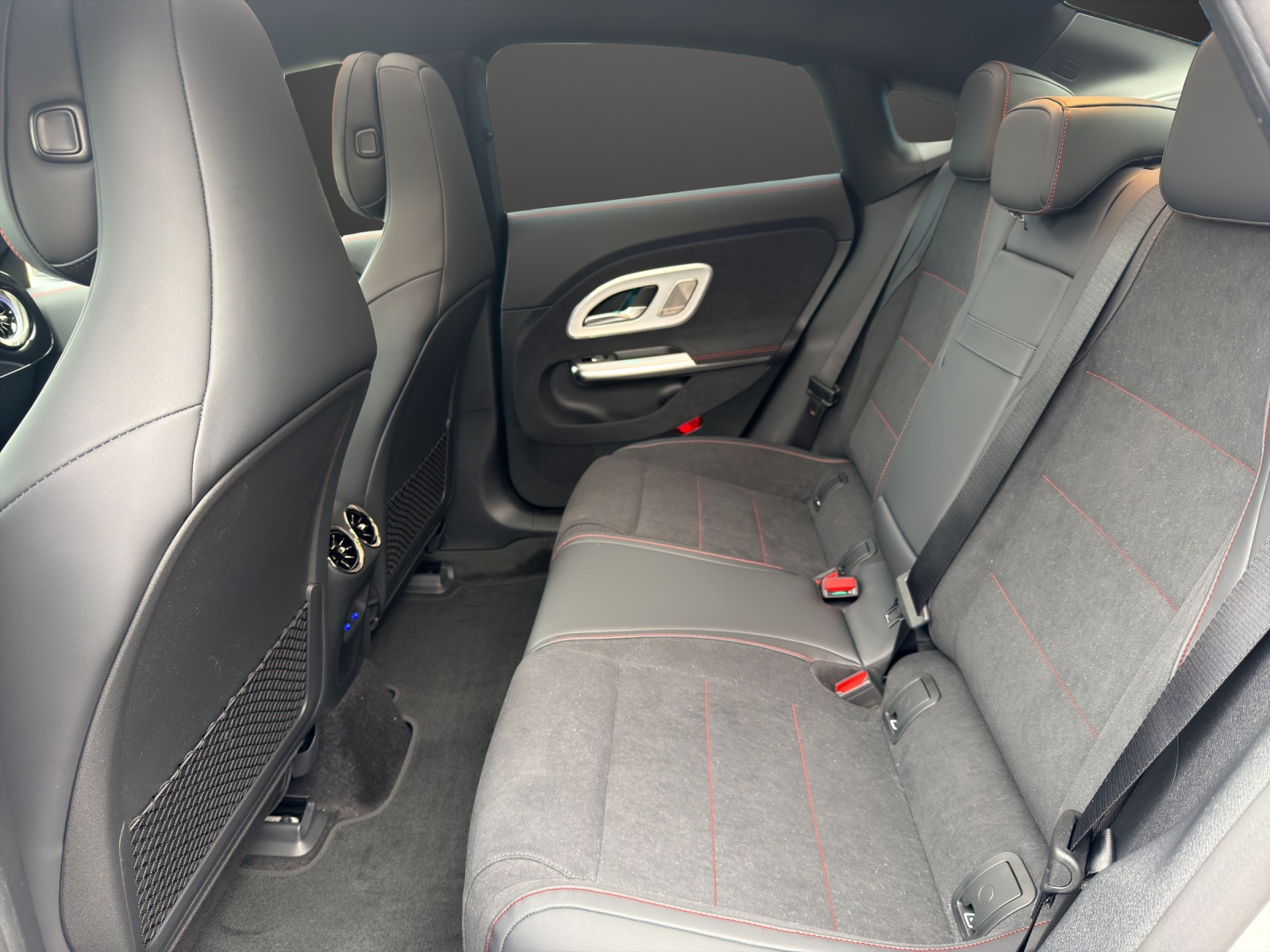 MERCEDES-BENZ CLA 350 4 Matic 85 kWh EQ-image-11