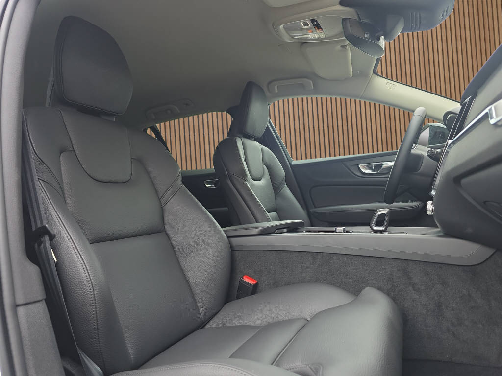 VOLVO V60 2.0 B4 Plus Dark-image-16