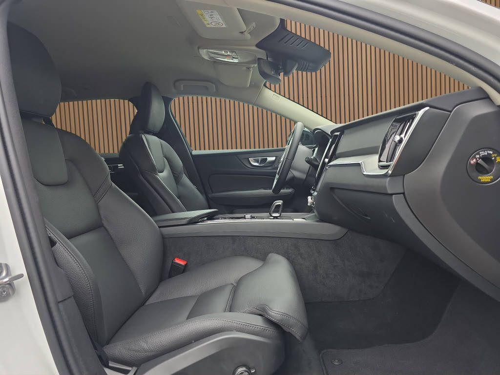VOLVO V60 2.0 B4 Plus Dark-image-8