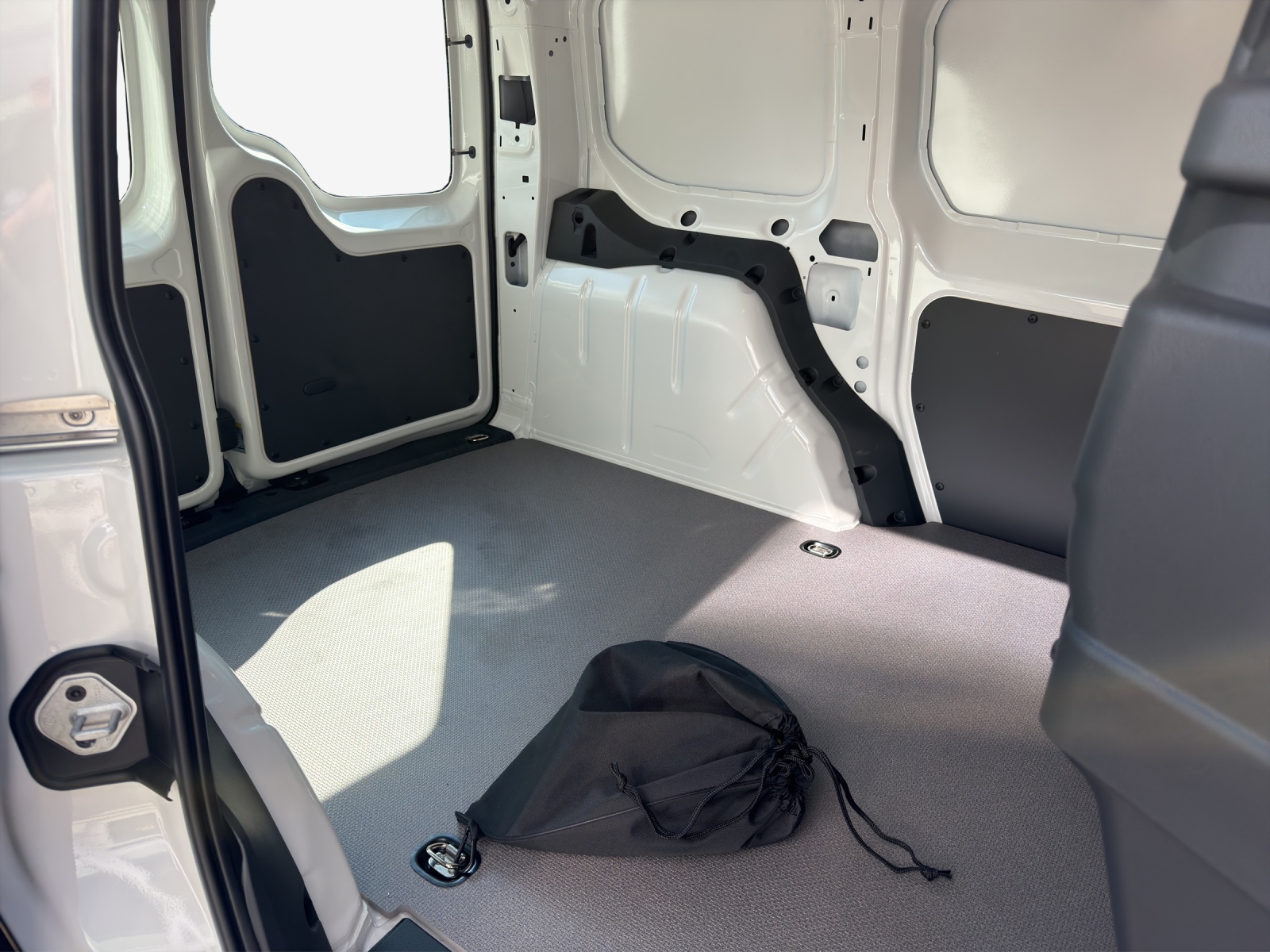 VW Caddy Cargo 1.5 TSI Plug in Hybrid DSG-image-11