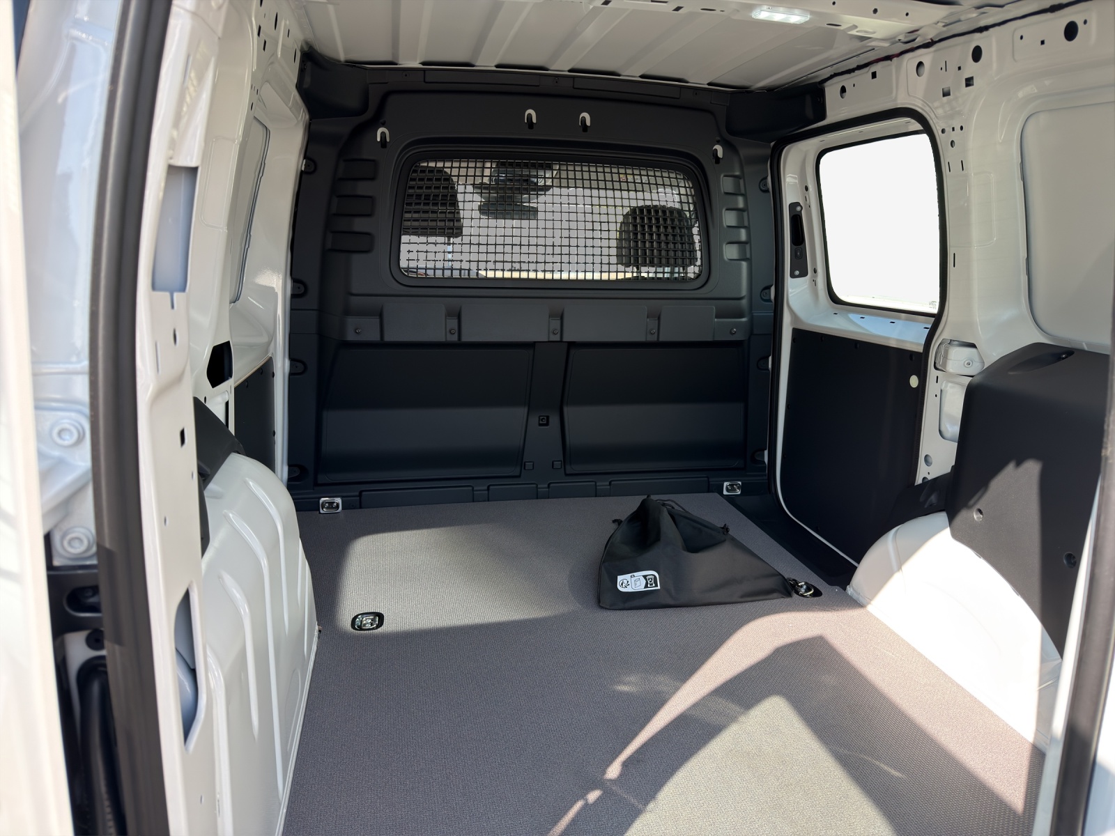 VW Caddy Cargo 1.5 TSI Plug in Hybrid DSG-image-12