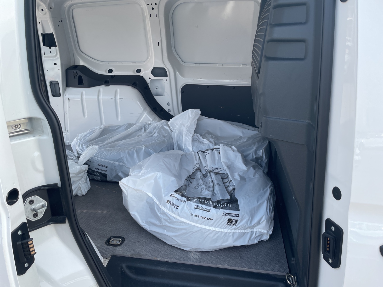 VW Caddy Cargo 2.0TDI-image-11