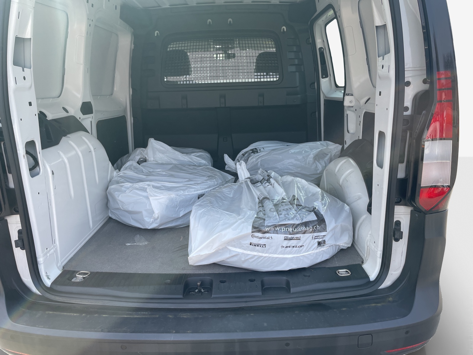VW Caddy Cargo 2.0TDI-image-8