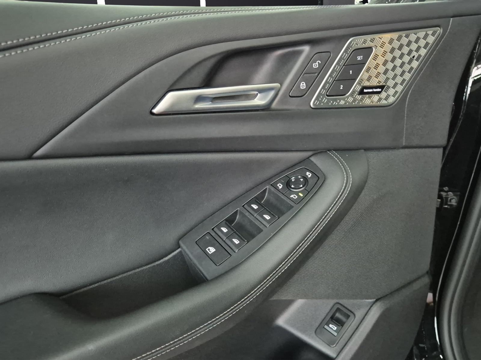 BMW 218d Active Tourer-image-12