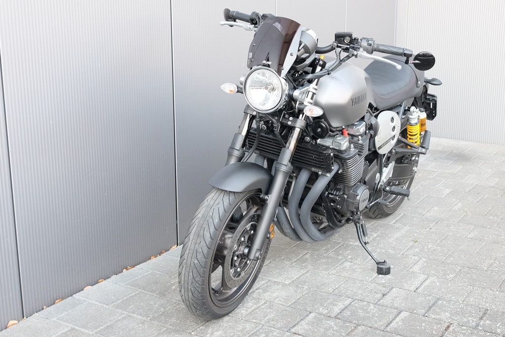 YAMAHA XJR 1300-showroom-element-3