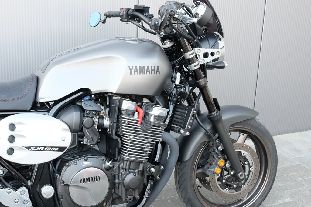 YAMAHA XJR 1300-showroom-element-1