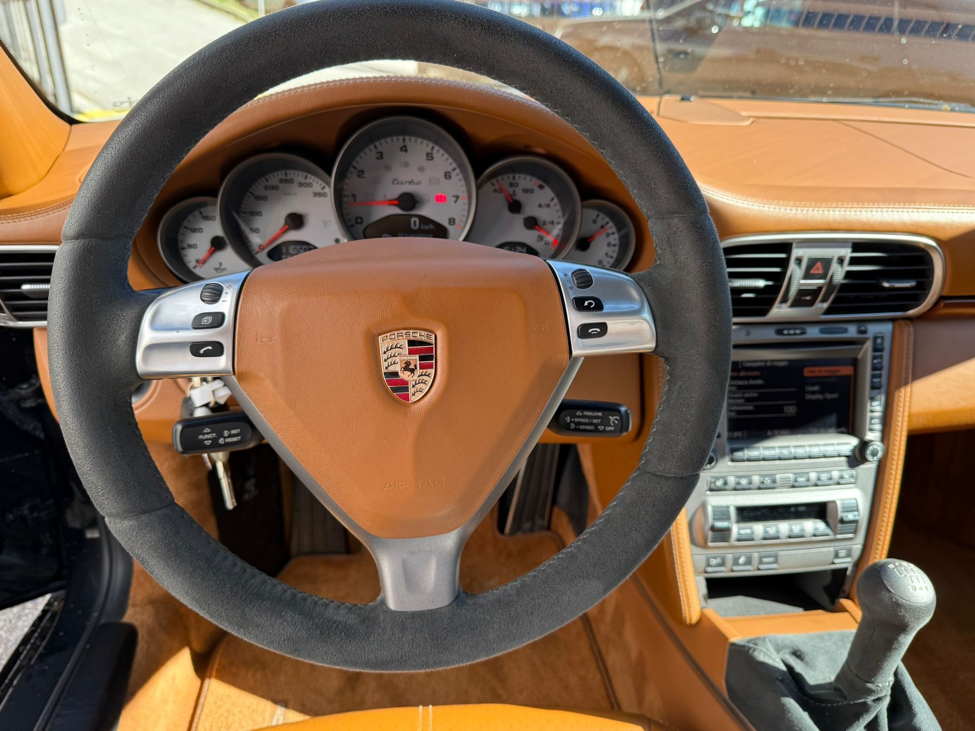 PORSCHE 911 Turbo Coupé-image-6
