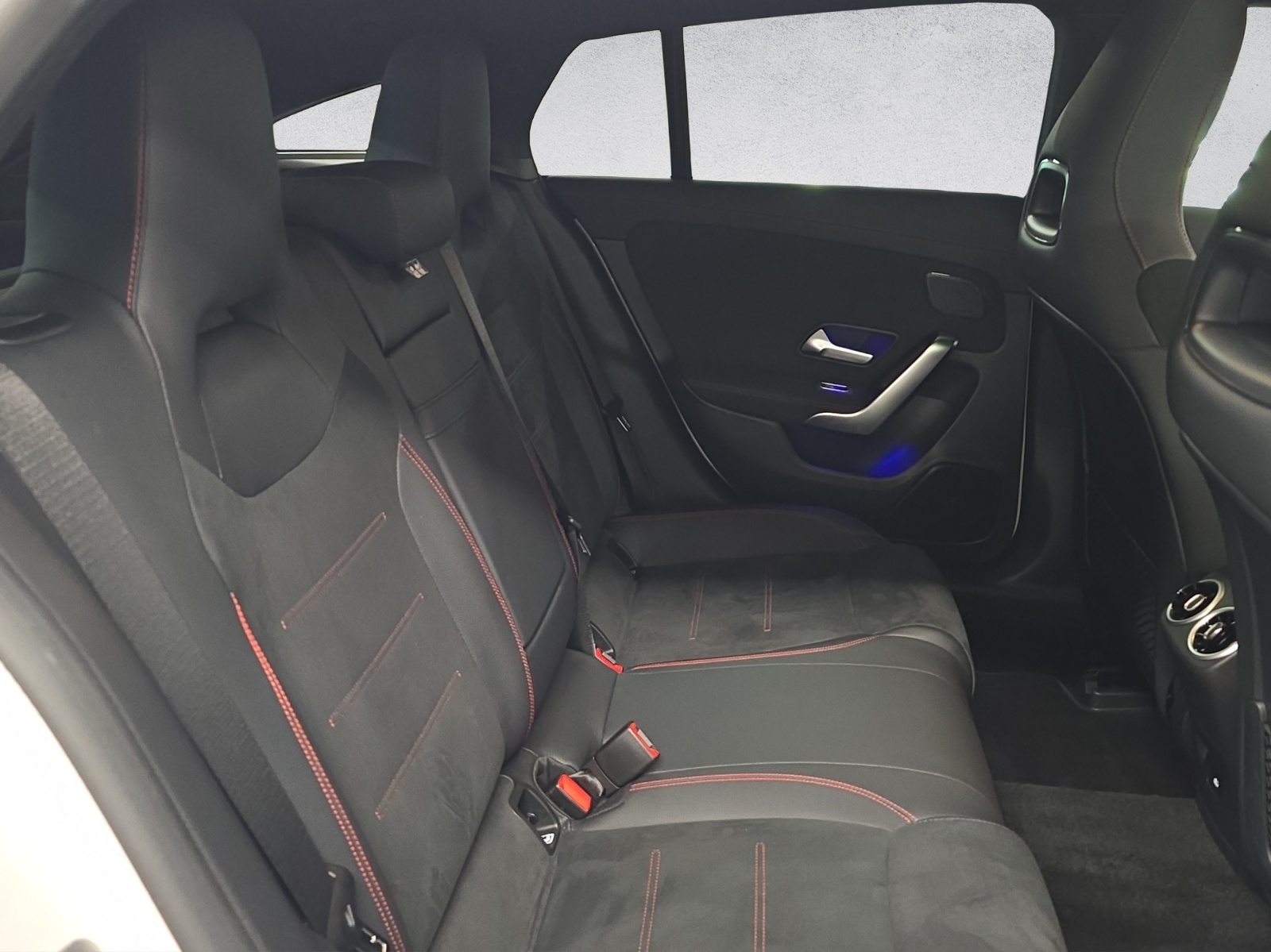 MERCEDES-BENZ CLA 250 AMG Line 4Matic Shooting Brake-image-13