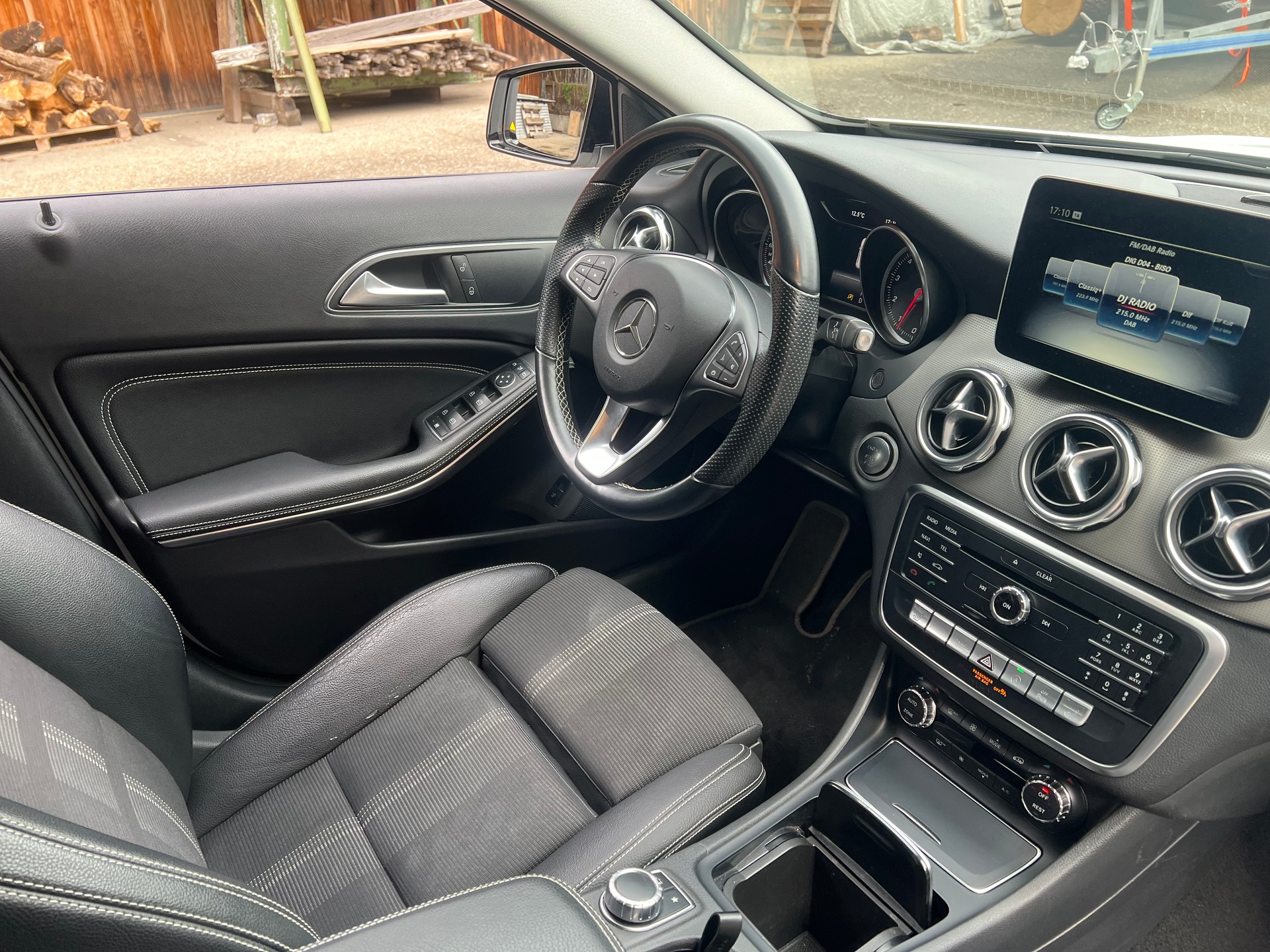 MERCEDES-BENZ GLA 200 AMG Line 7G-DCT-image-7