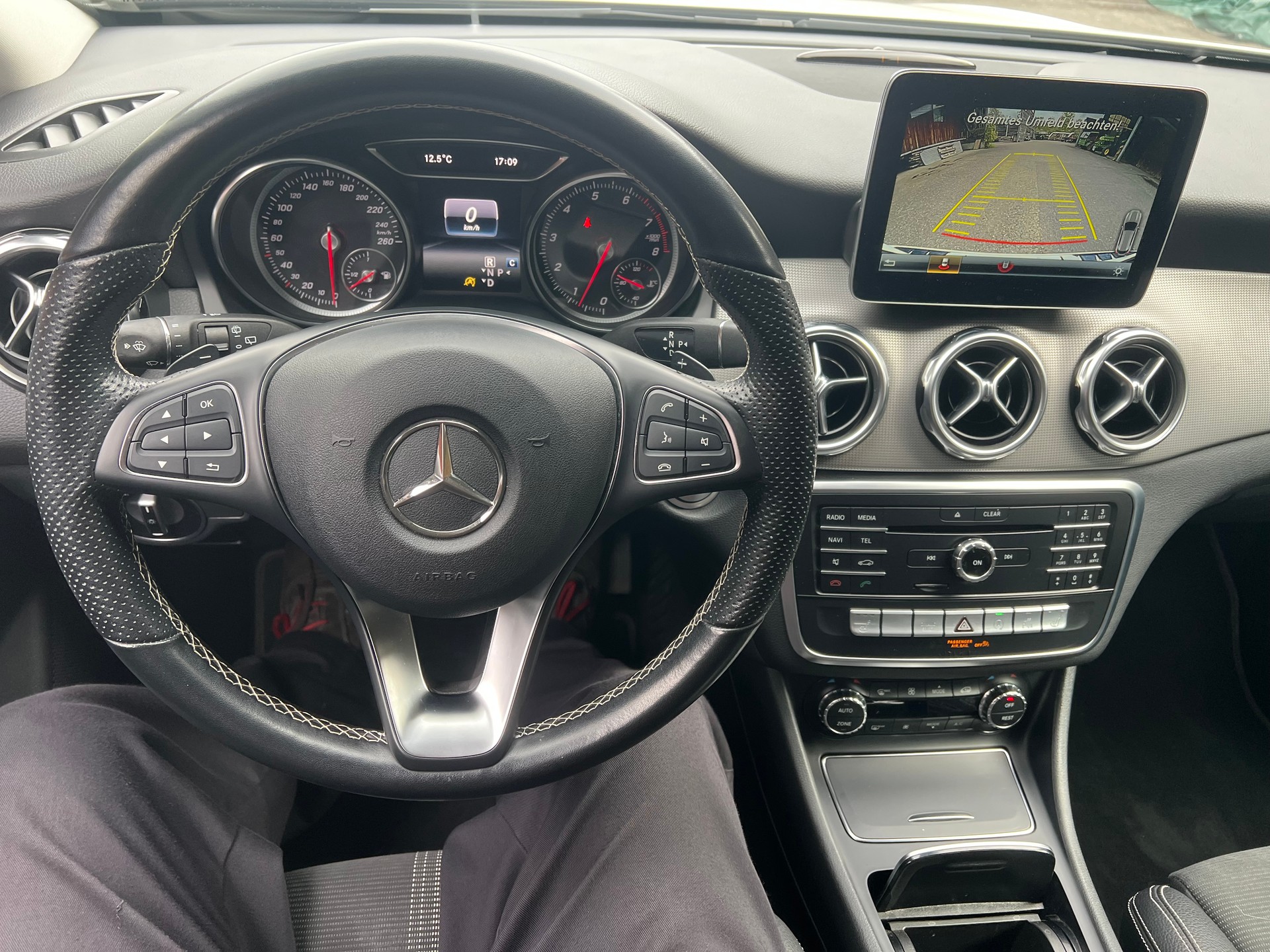 MERCEDES-BENZ GLA 200 AMG Line 7G-DCT-image-9