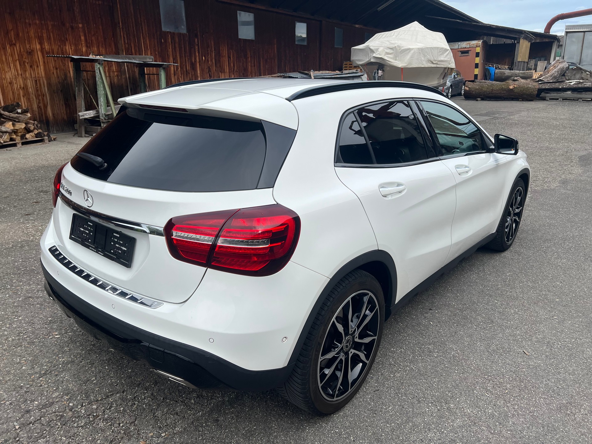 MERCEDES-BENZ GLA 200 AMG Line 7G-DCT-image-3