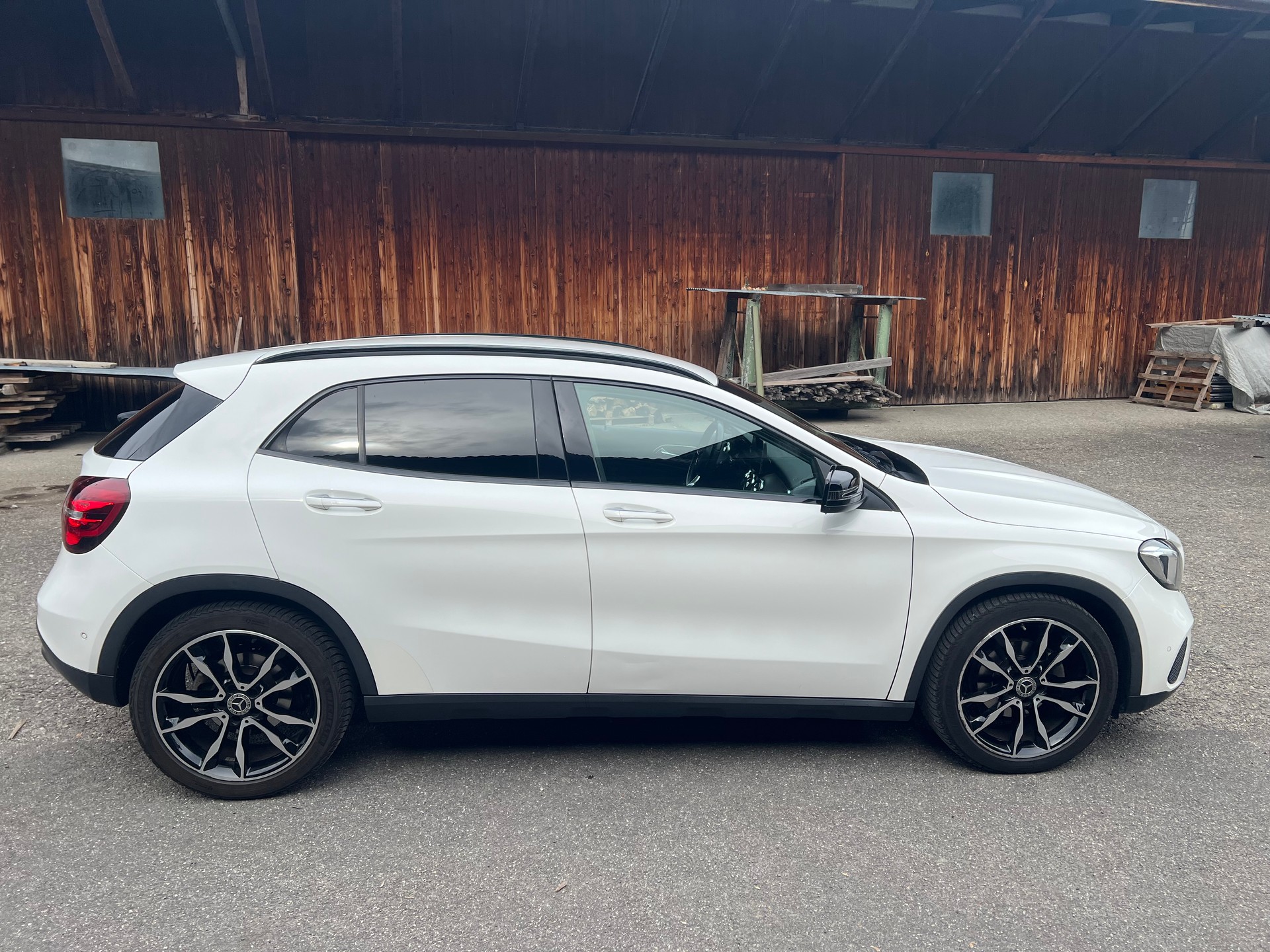 MERCEDES-BENZ GLA 200 AMG Line 7G-DCT-image-4