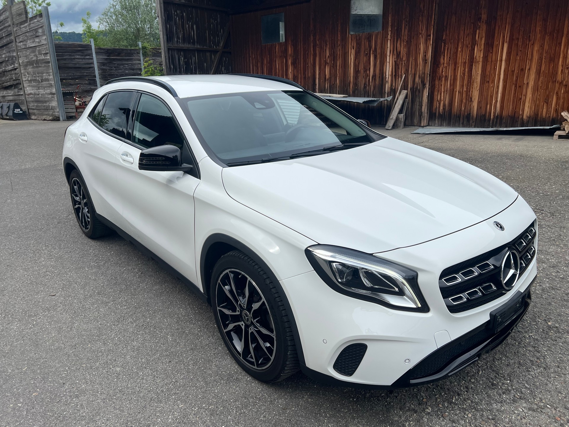 MERCEDES-BENZ GLA 200 AMG Line 7G-DCT-image-5
