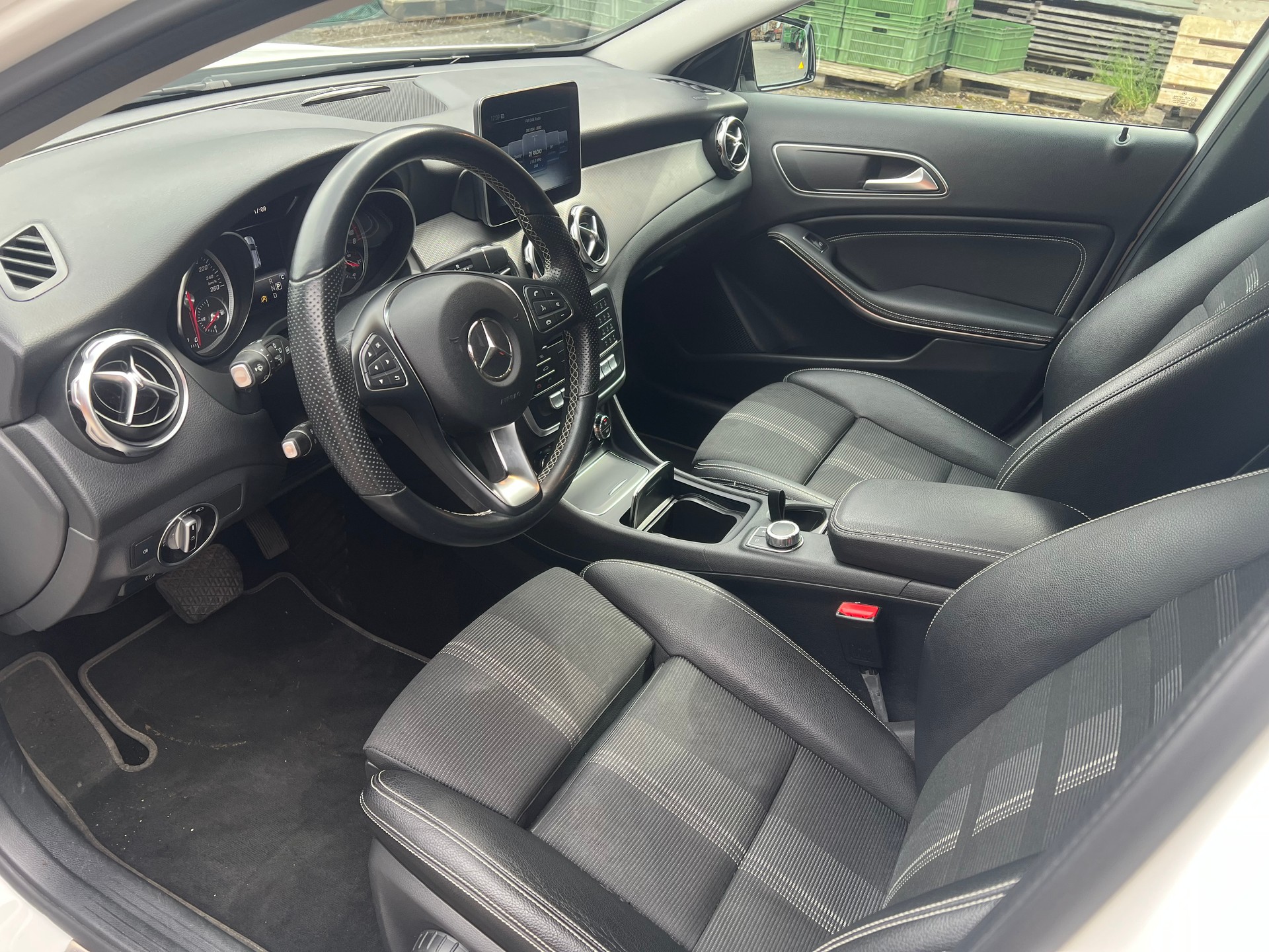 MERCEDES-BENZ GLA 200 AMG Line 7G-DCT-image-10