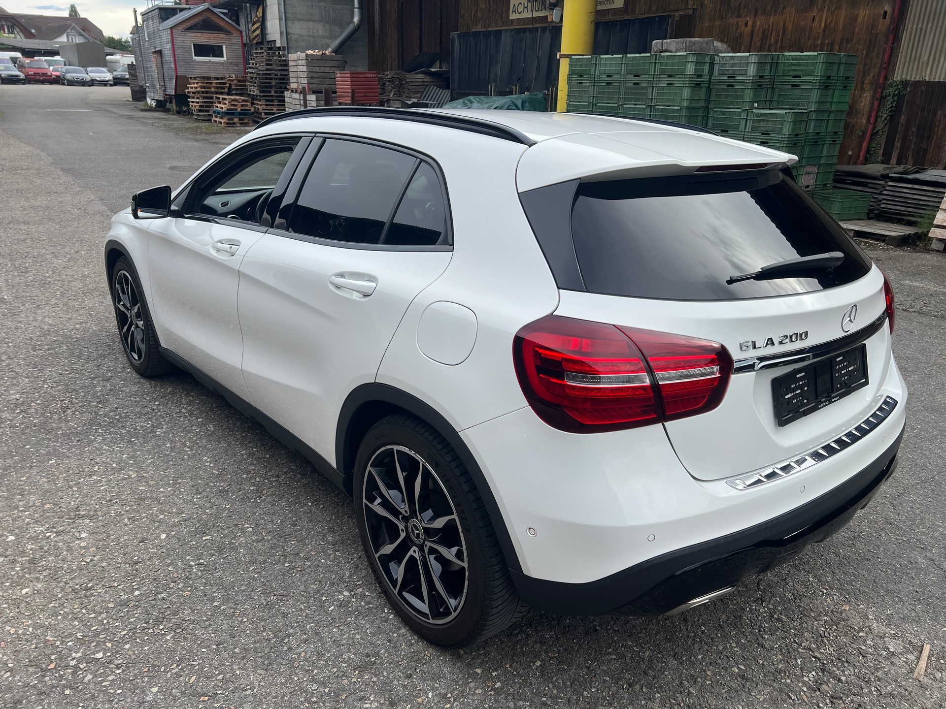 MERCEDES-BENZ GLA 200 AMG Line 7G-DCT-image-2