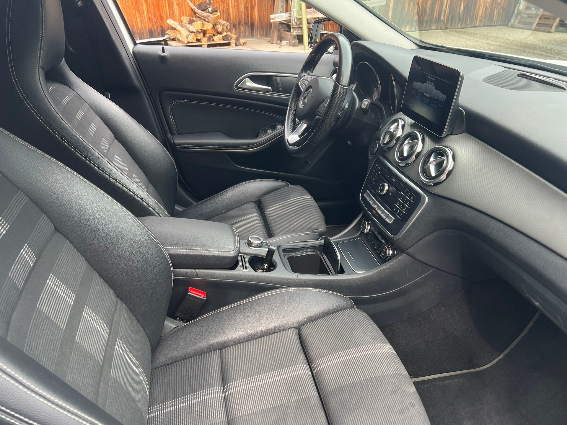 MERCEDES-BENZ GLA 200 AMG Line 7G-DCT-image-6