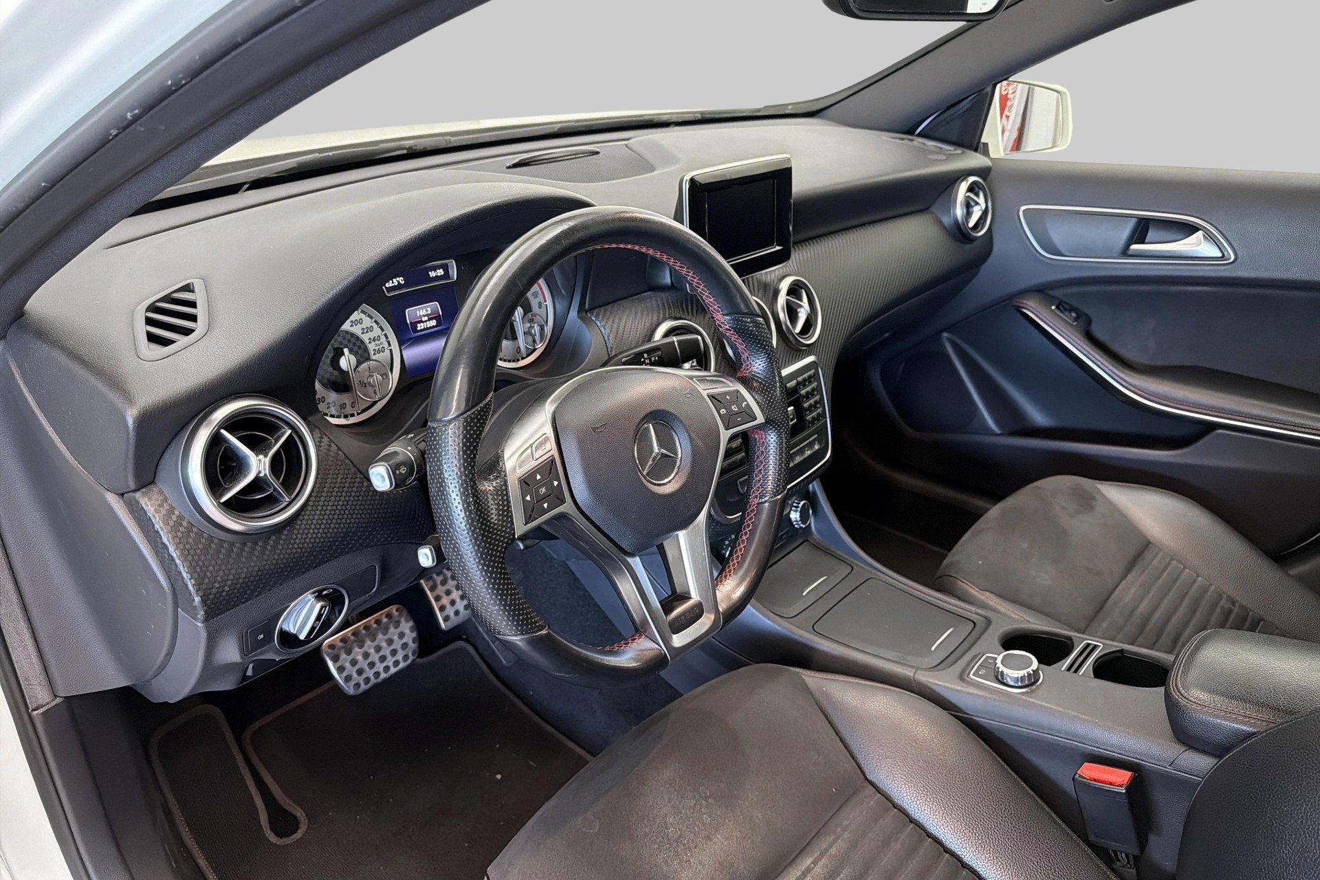 MERCEDES-BENZ A 250 AMG Line 4Matic 7G-DCT-image-8