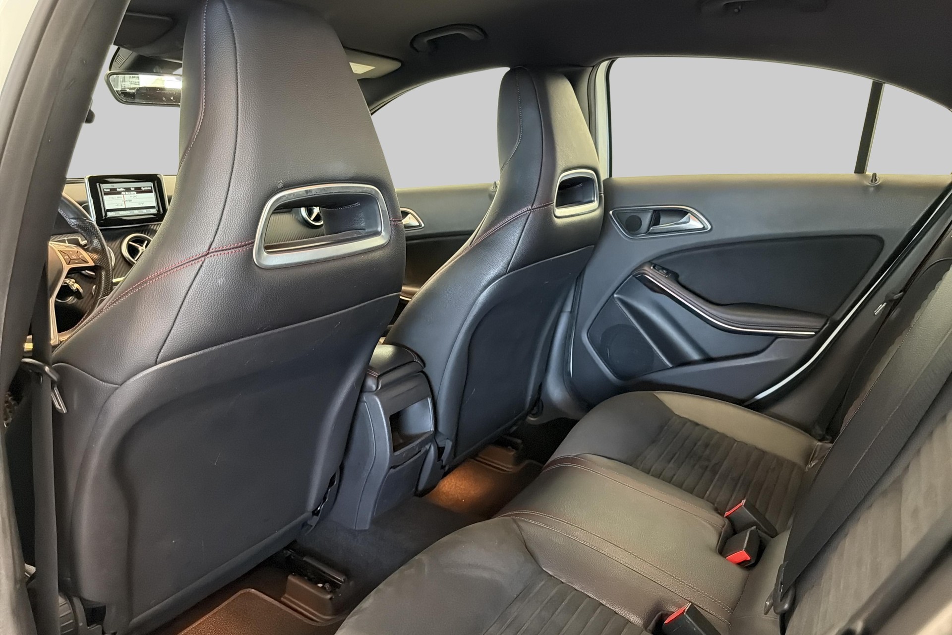 MERCEDES-BENZ A 250 AMG Line 4Matic 7G-DCT-image-21
