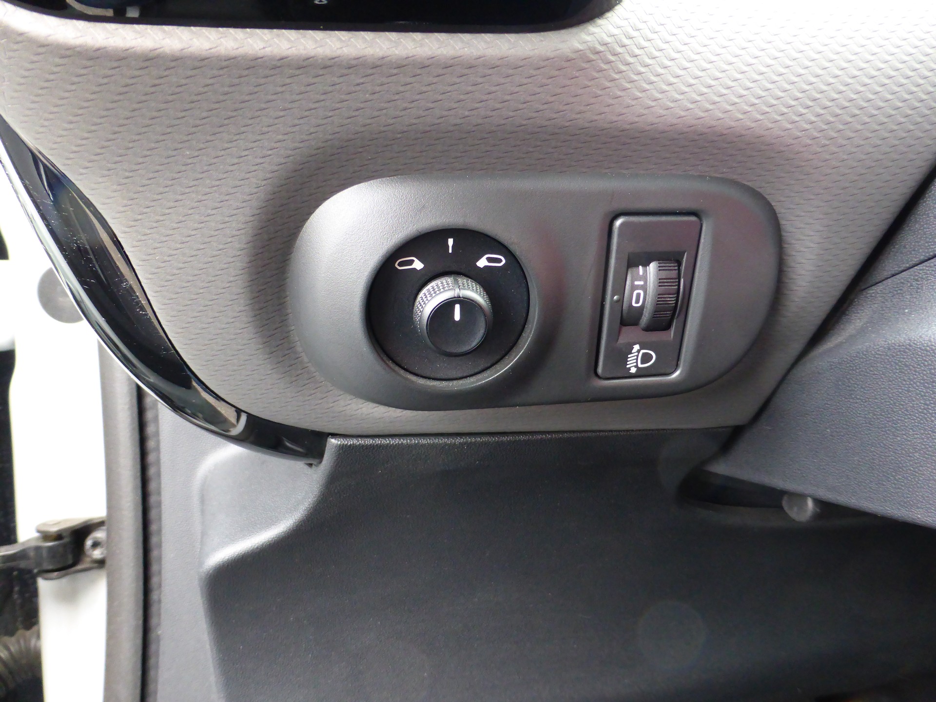 CITROEN C4 Cactus 1.2 e-THP Shine EAT6-image-14