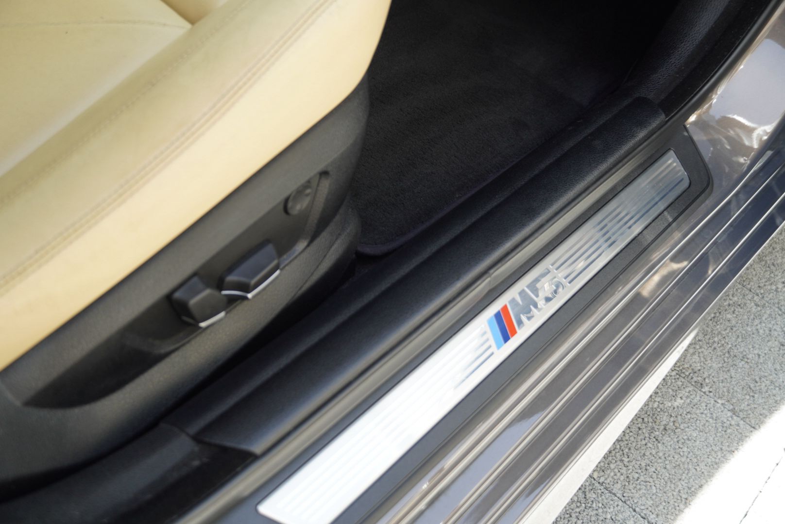 BMW M5 Drivelogic Champagne Quartz Metallic-image-22
