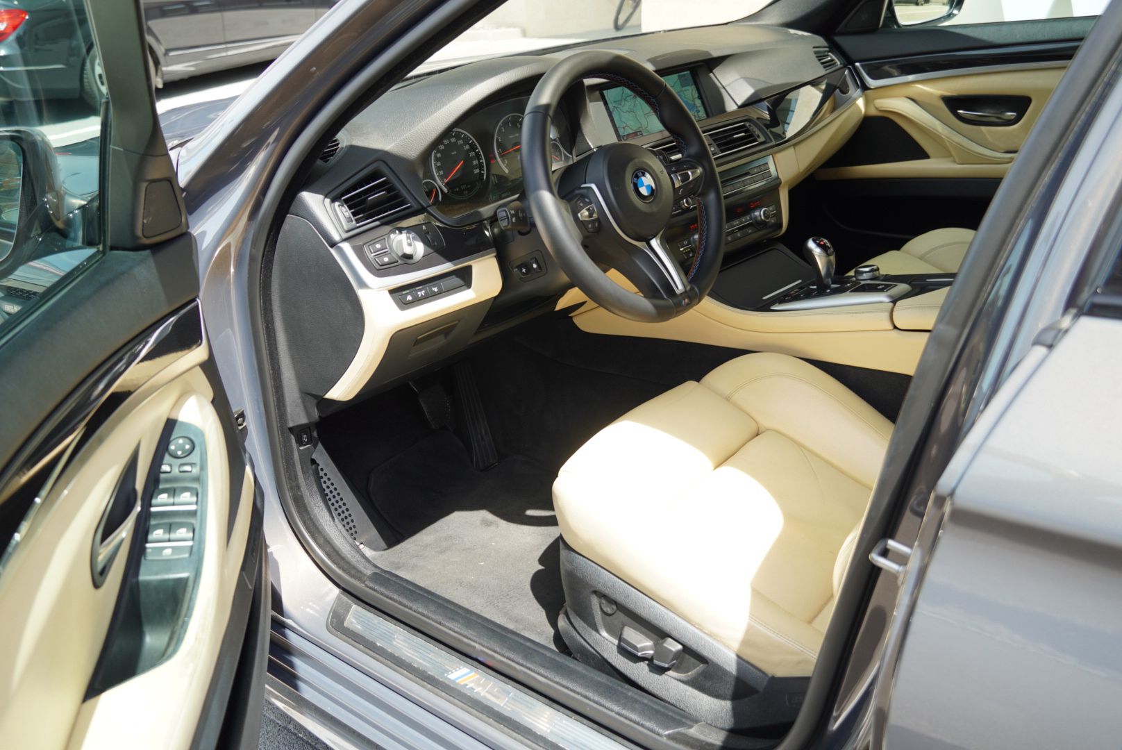 BMW M5 Drivelogic Champagne Quartz Metallic-image-16