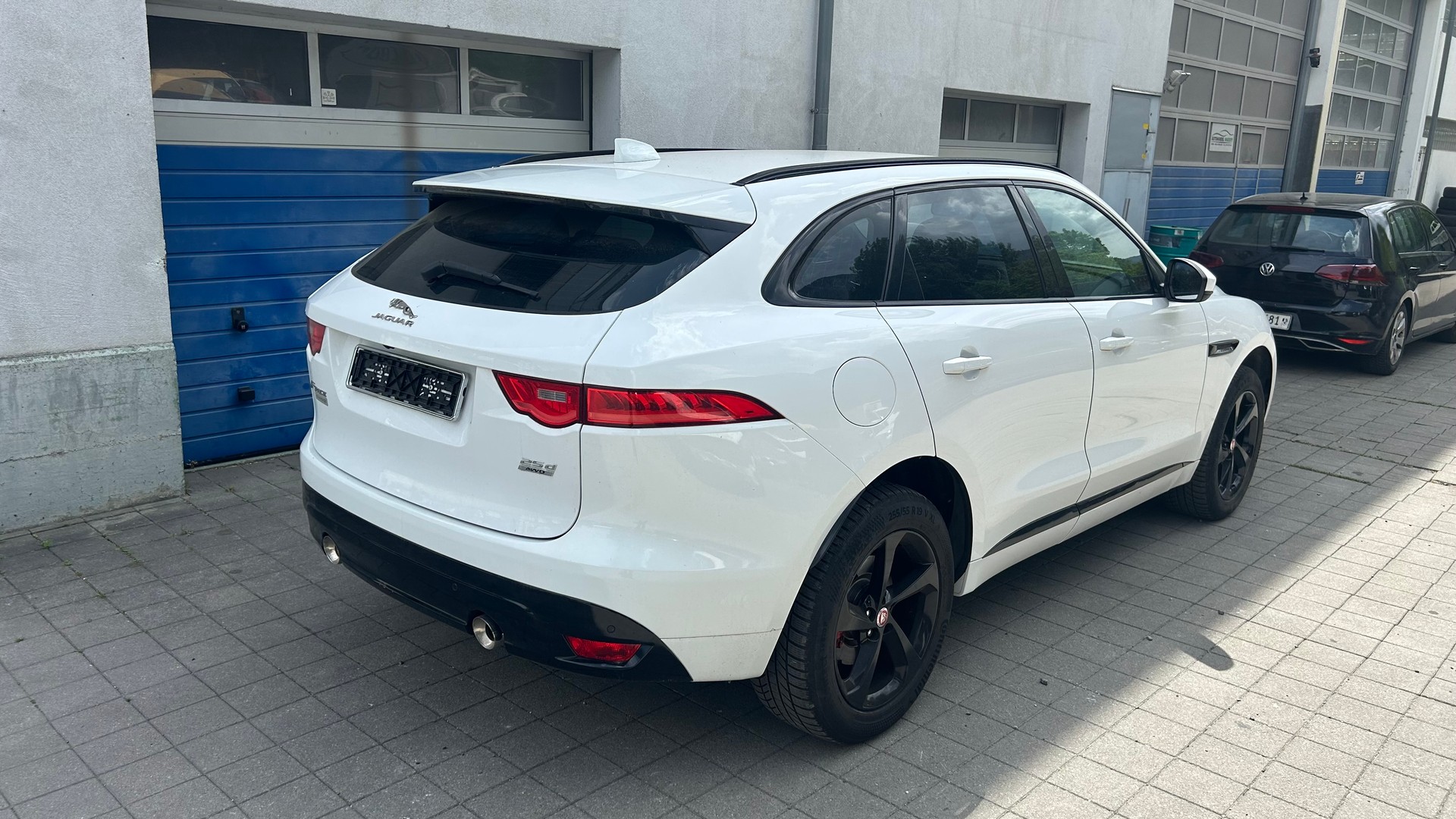 JAGUAR F-Pace 25d Portfolio AWD Automatik-image-2