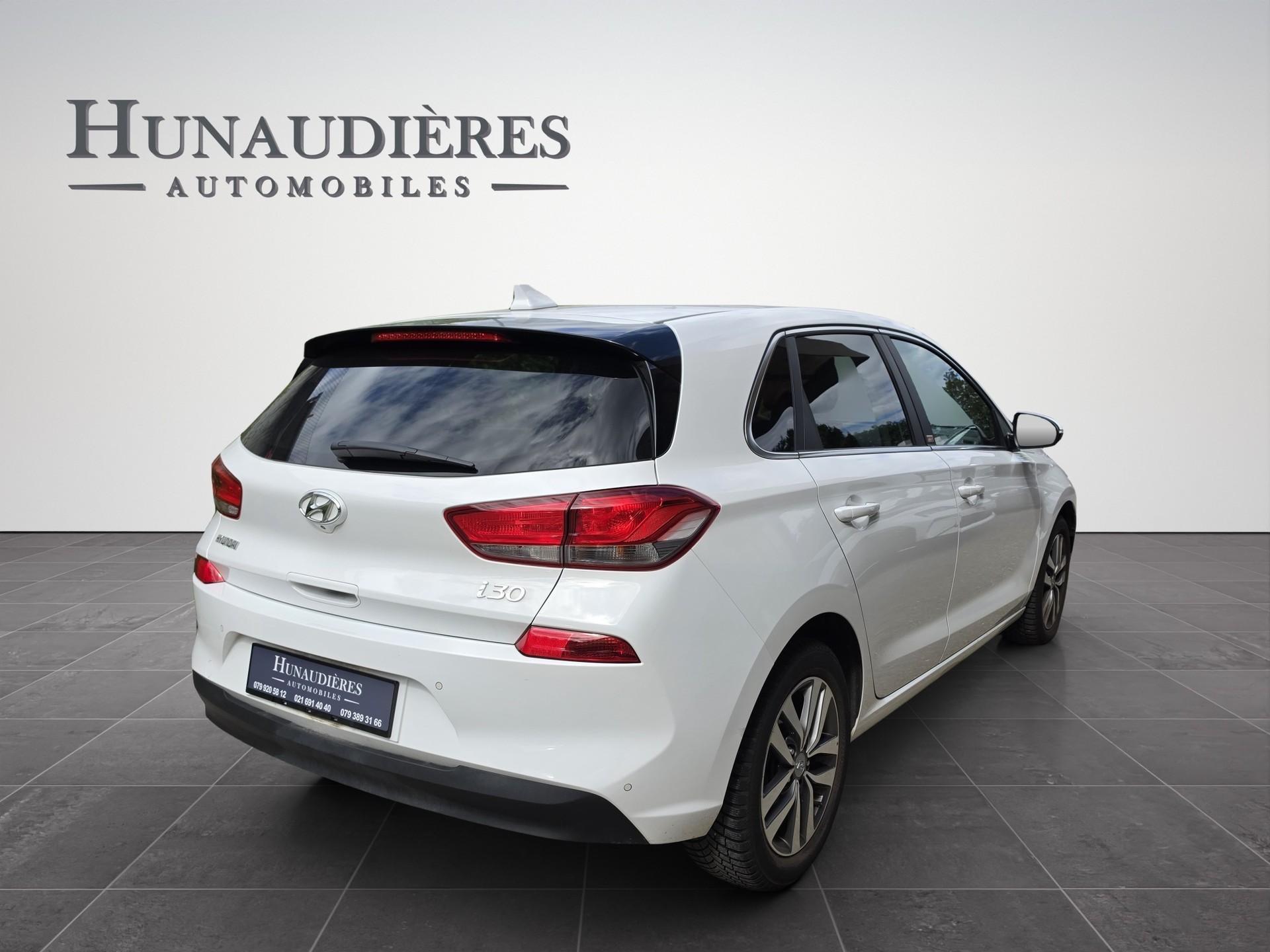 HYUNDAI i30 1.4 T-GDI Amplia DCT-image-1