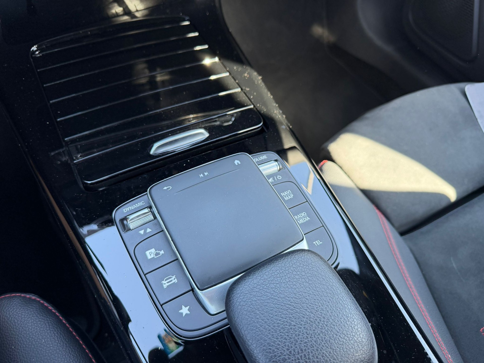 MERCEDES-BENZ CLA Shooting Brake 200 d AMG Line 8G-DCT-image-13