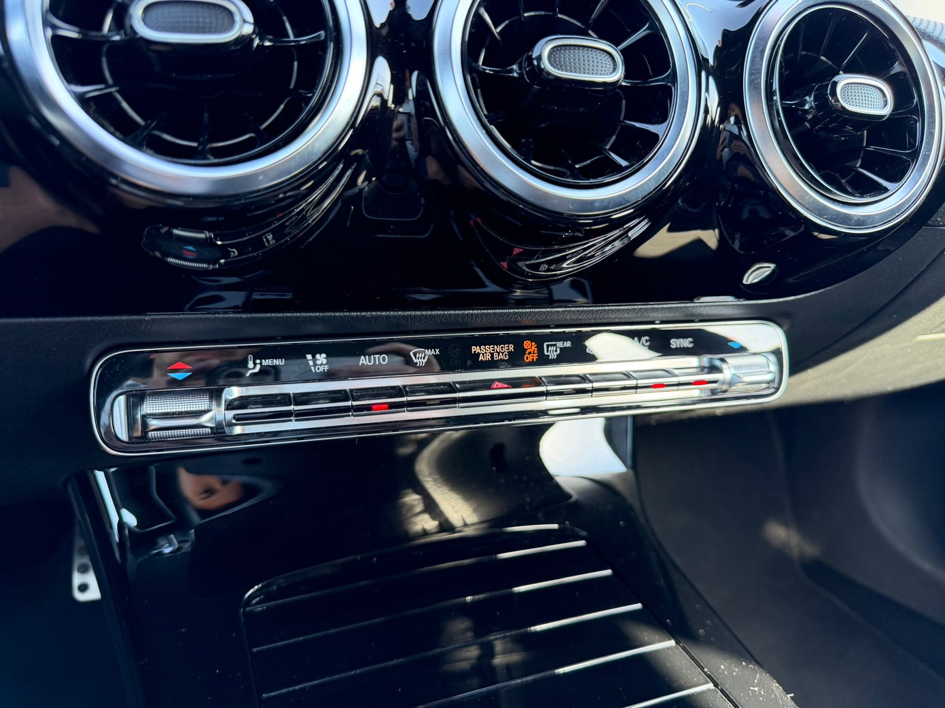 MERCEDES-BENZ CLA Shooting Brake 200 d AMG Line 8G-DCT-image-12