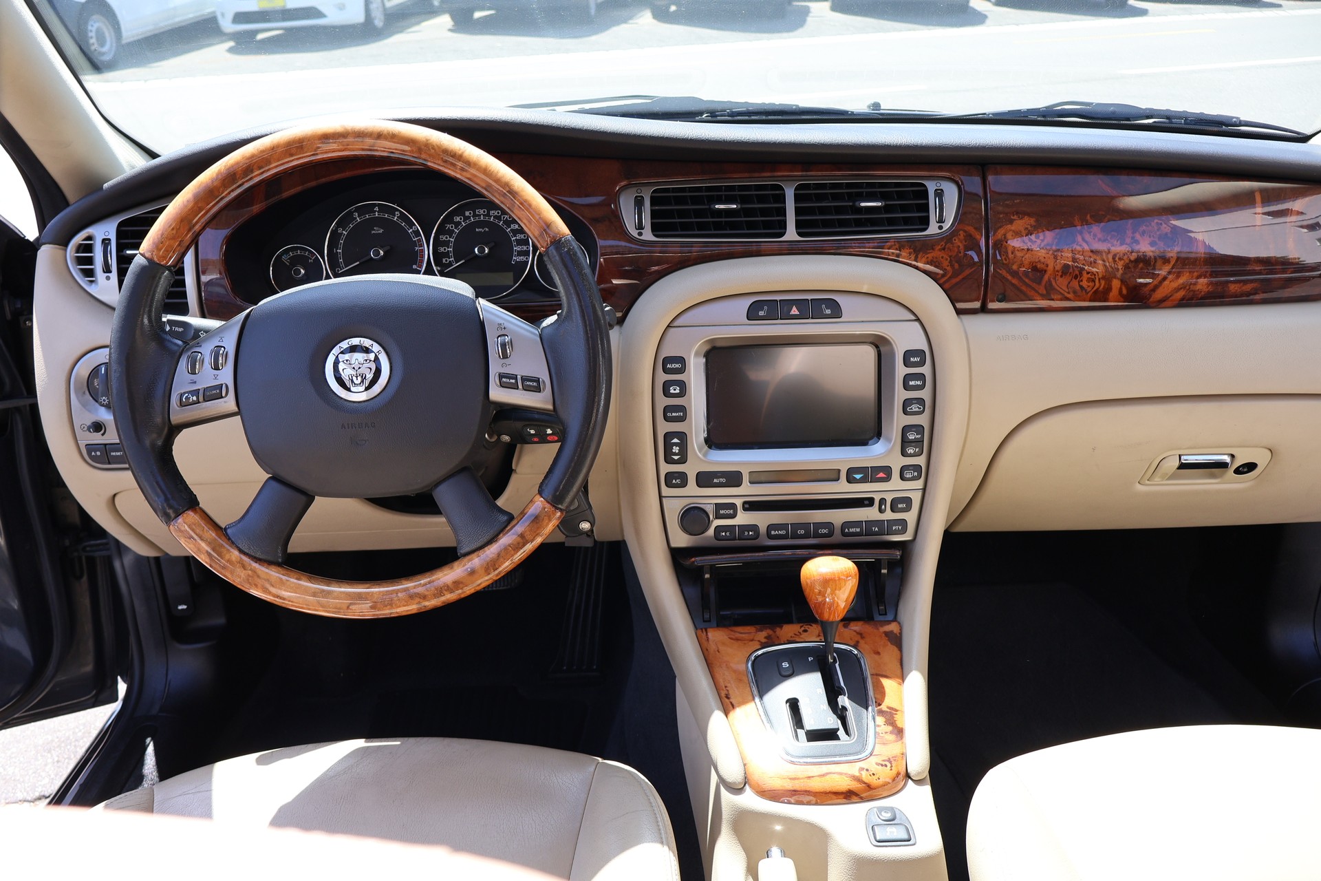JAGUAR X-Type Estate 3.0 V6 Traction4 Luxury Edition Automatic-image-13
