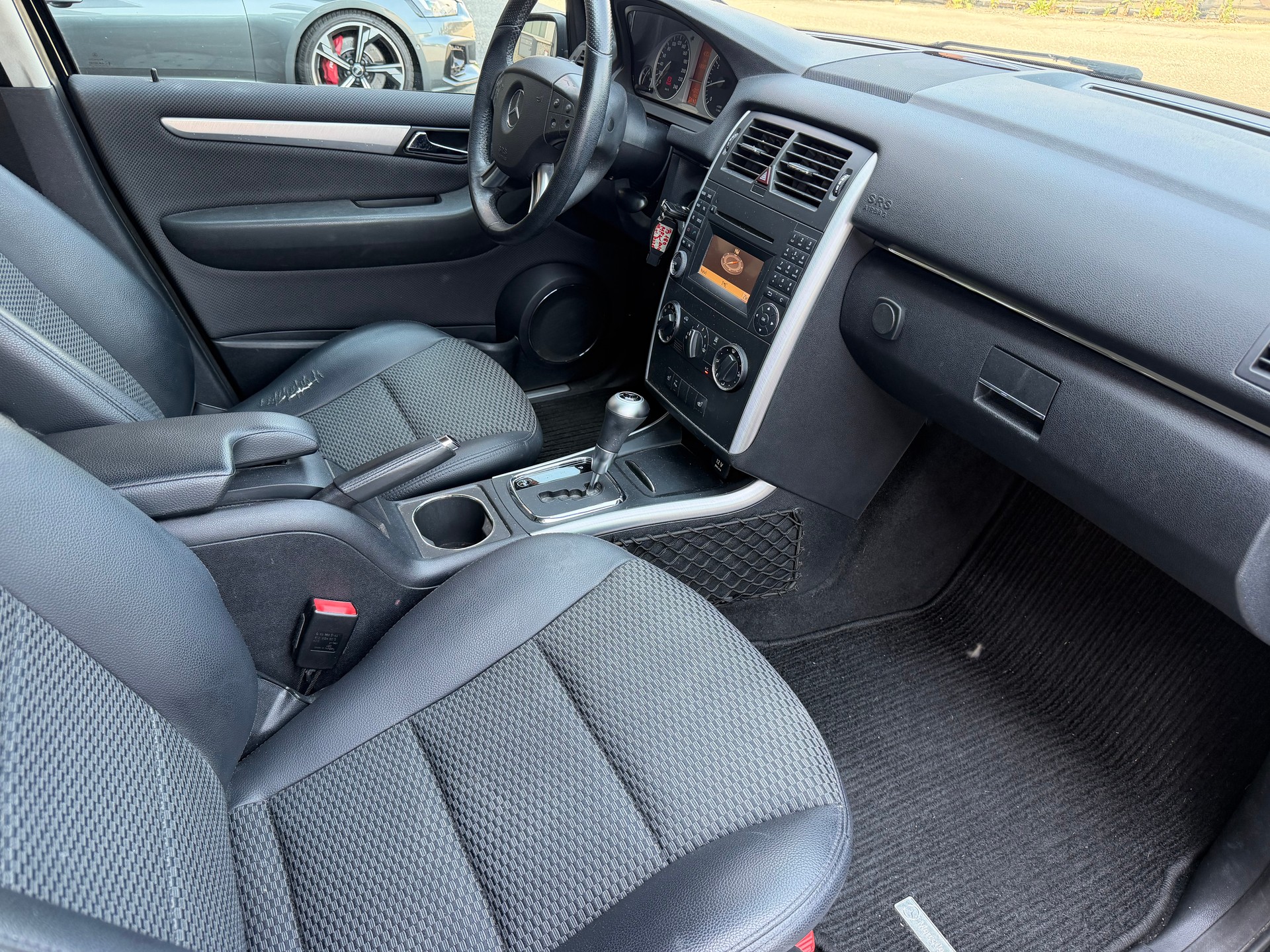 MERCEDES-BENZ B 180 Selection Autotronic-image-10