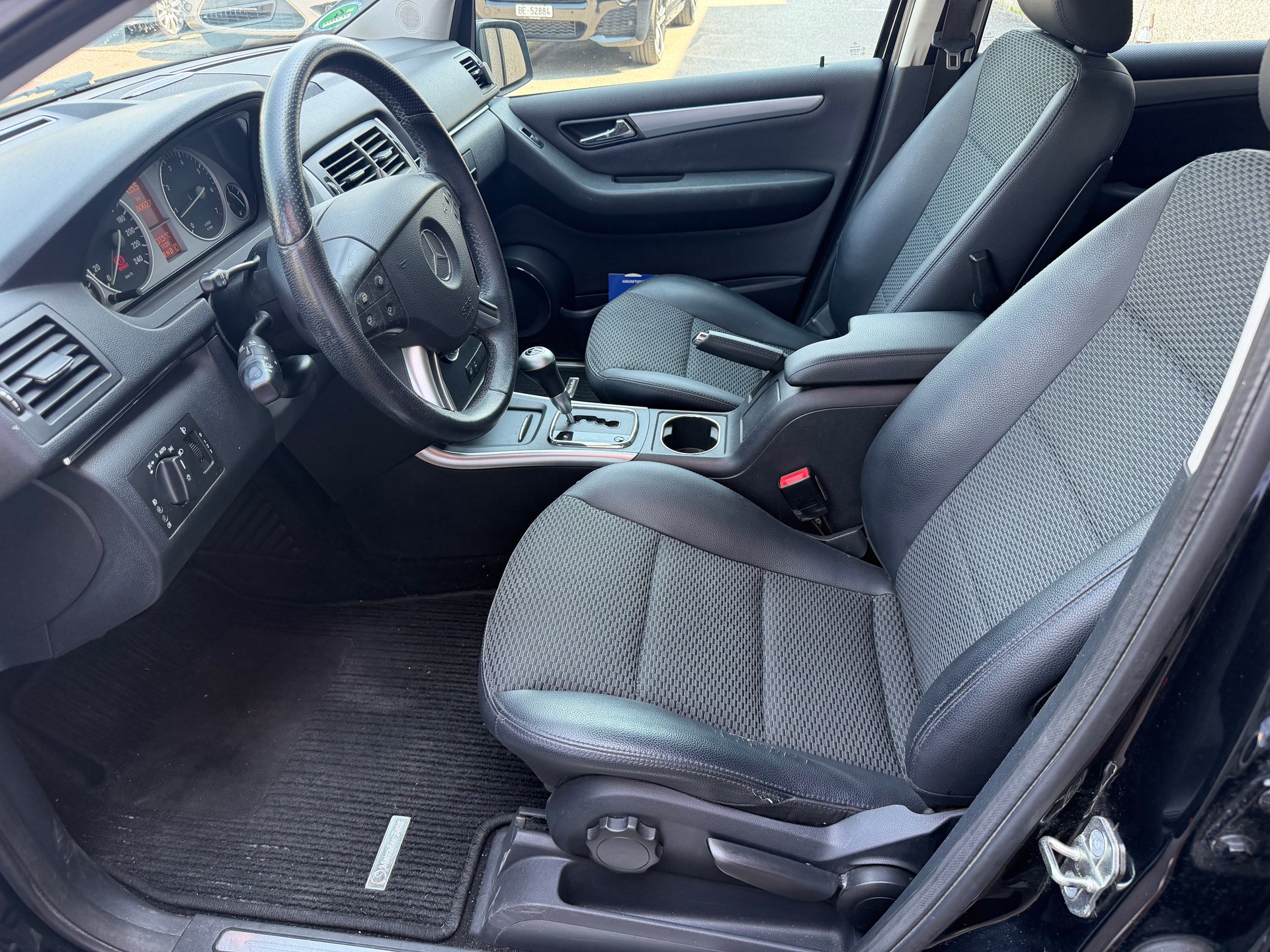 MERCEDES-BENZ B 180 Selection Autotronic-image-6