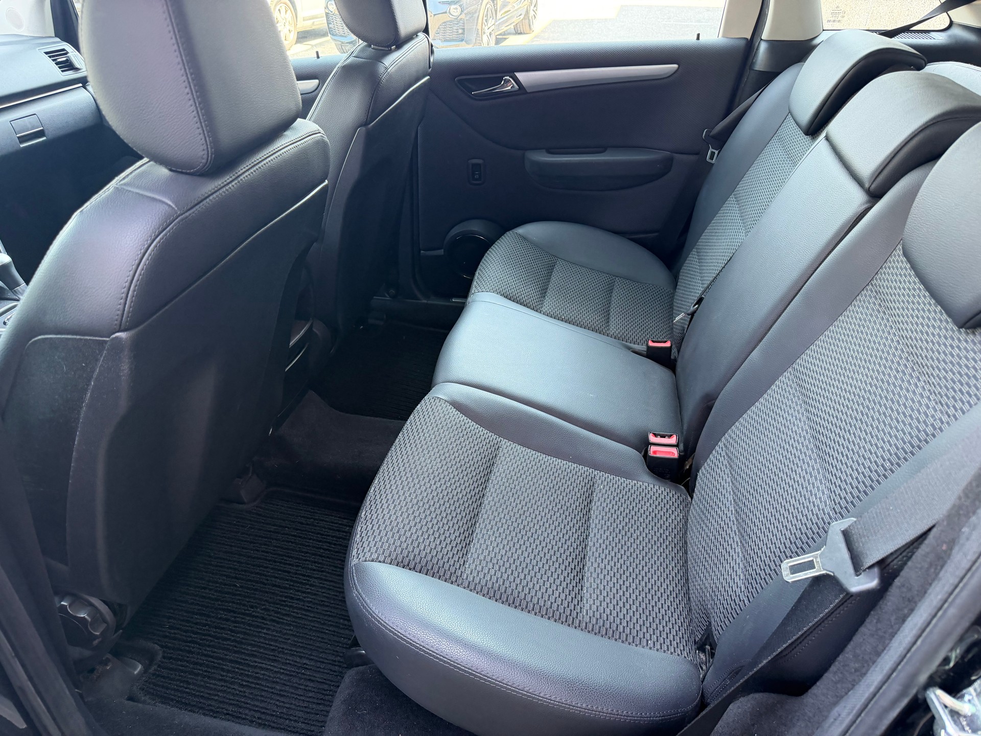 MERCEDES-BENZ B 180 Selection Autotronic-image-12