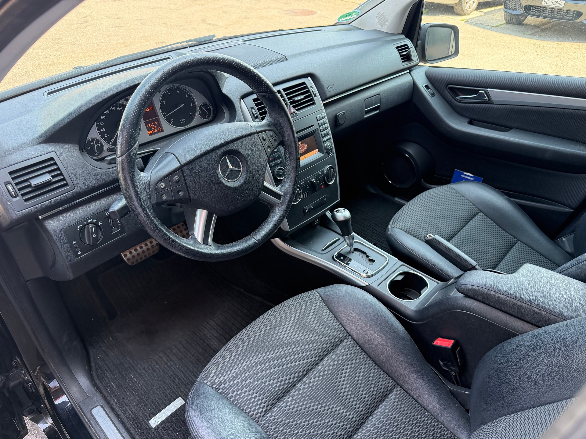 MERCEDES-BENZ B 180 Selection Autotronic-image-7