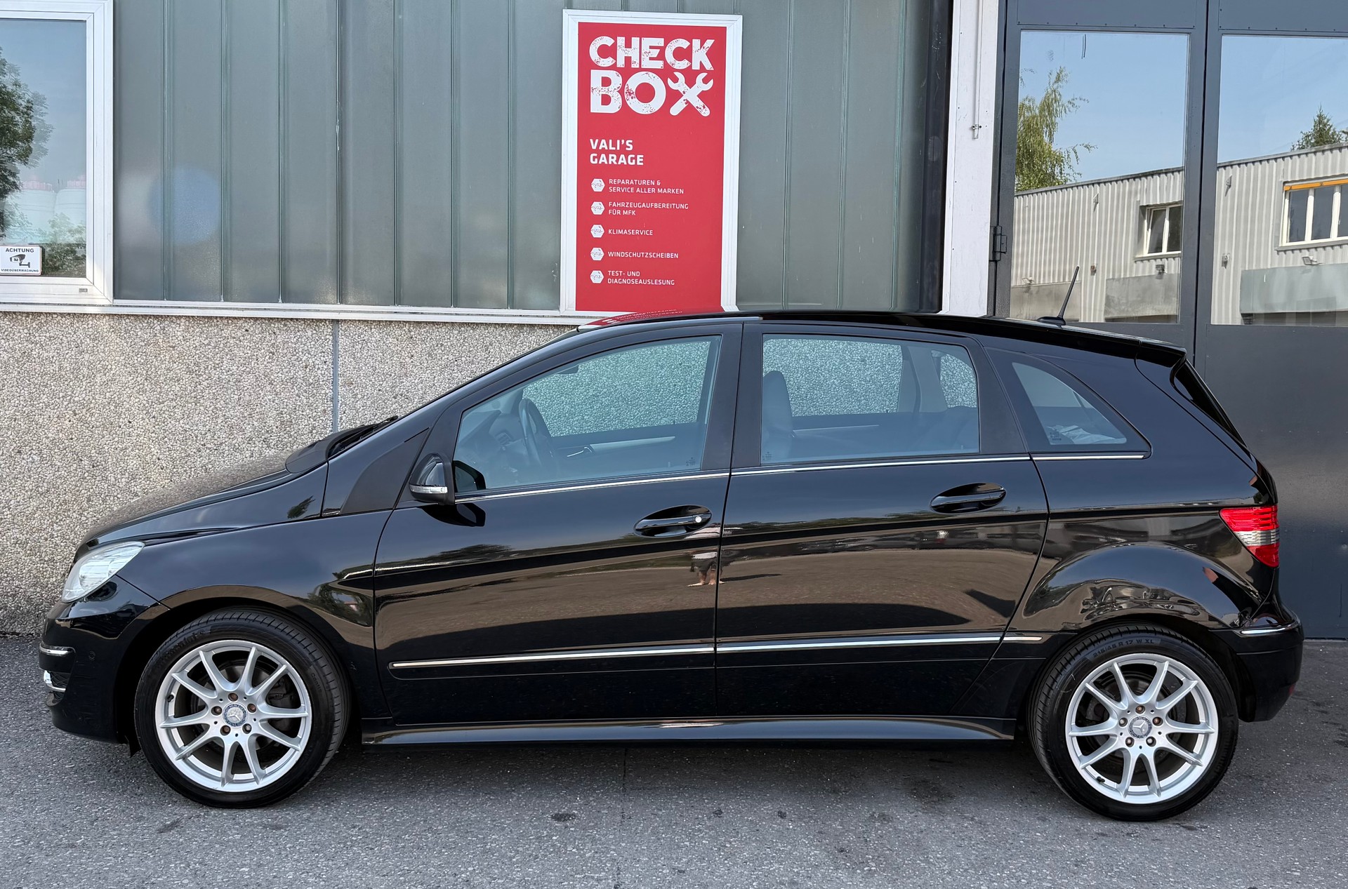 MERCEDES-BENZ B 180 Selection Autotronic-image-1