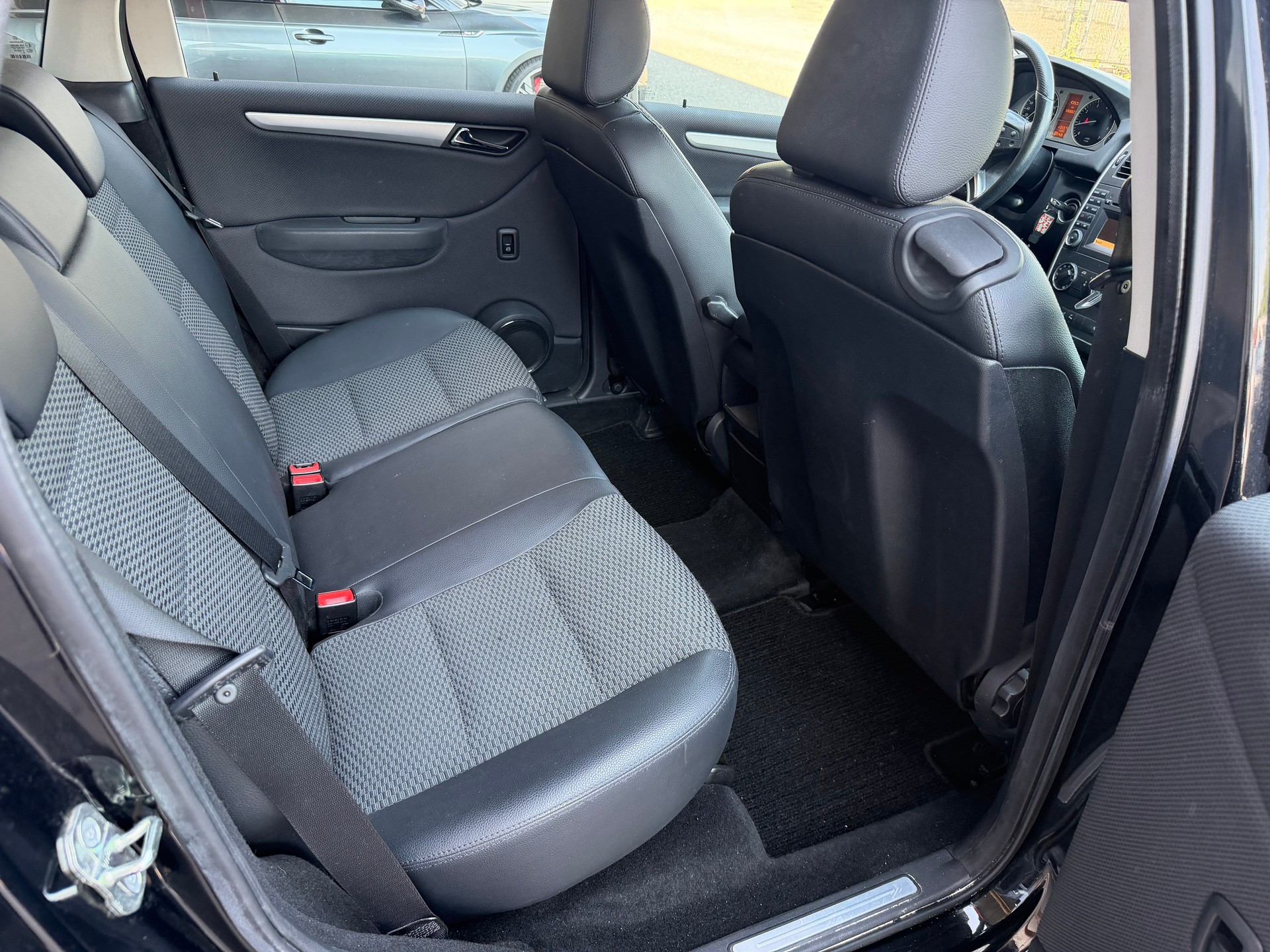 MERCEDES-BENZ B 180 Selection Autotronic-image-11