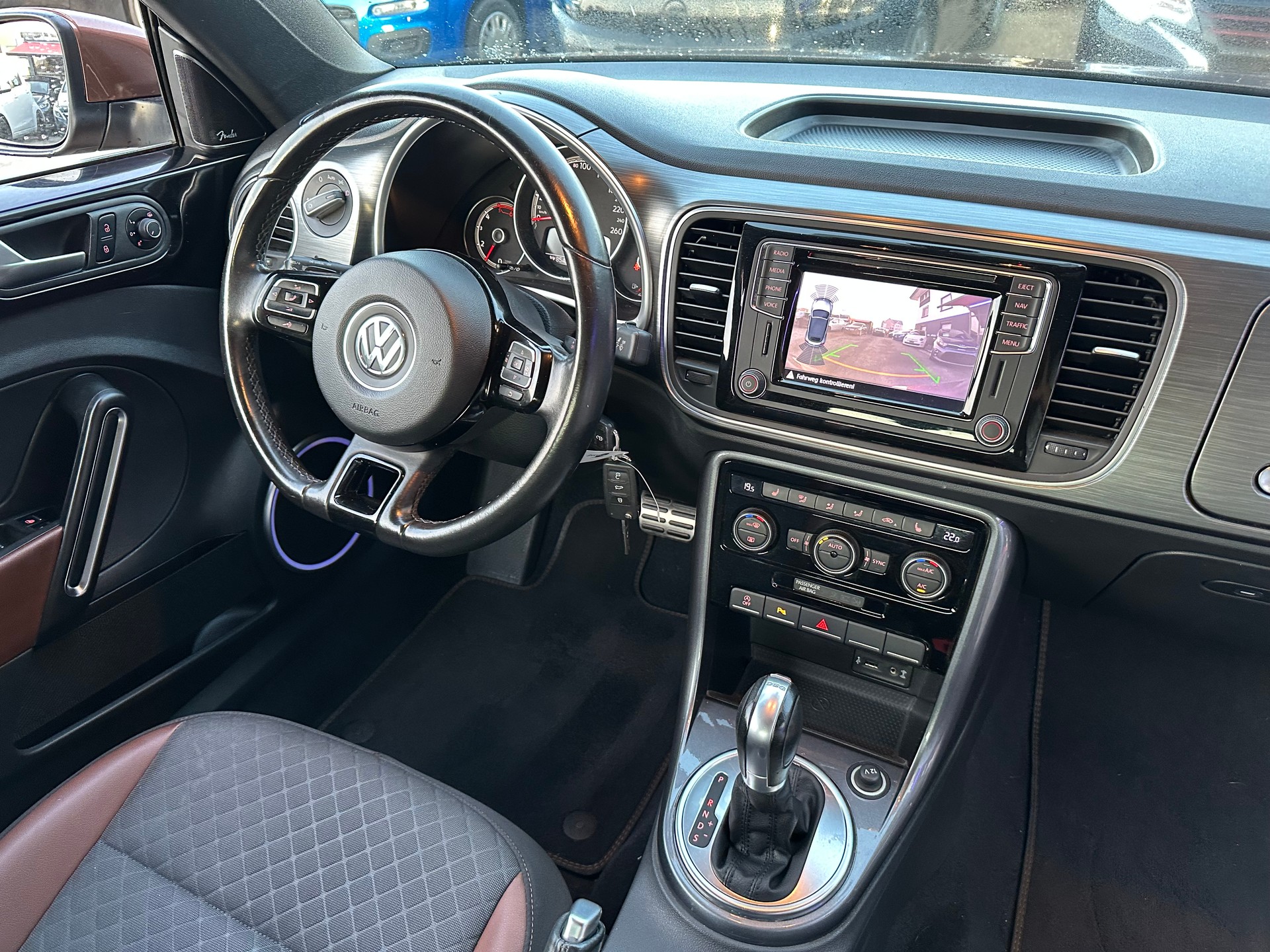 VW Beetle Cabrio 2.0 TDI BMT Allstar DSG-image-12