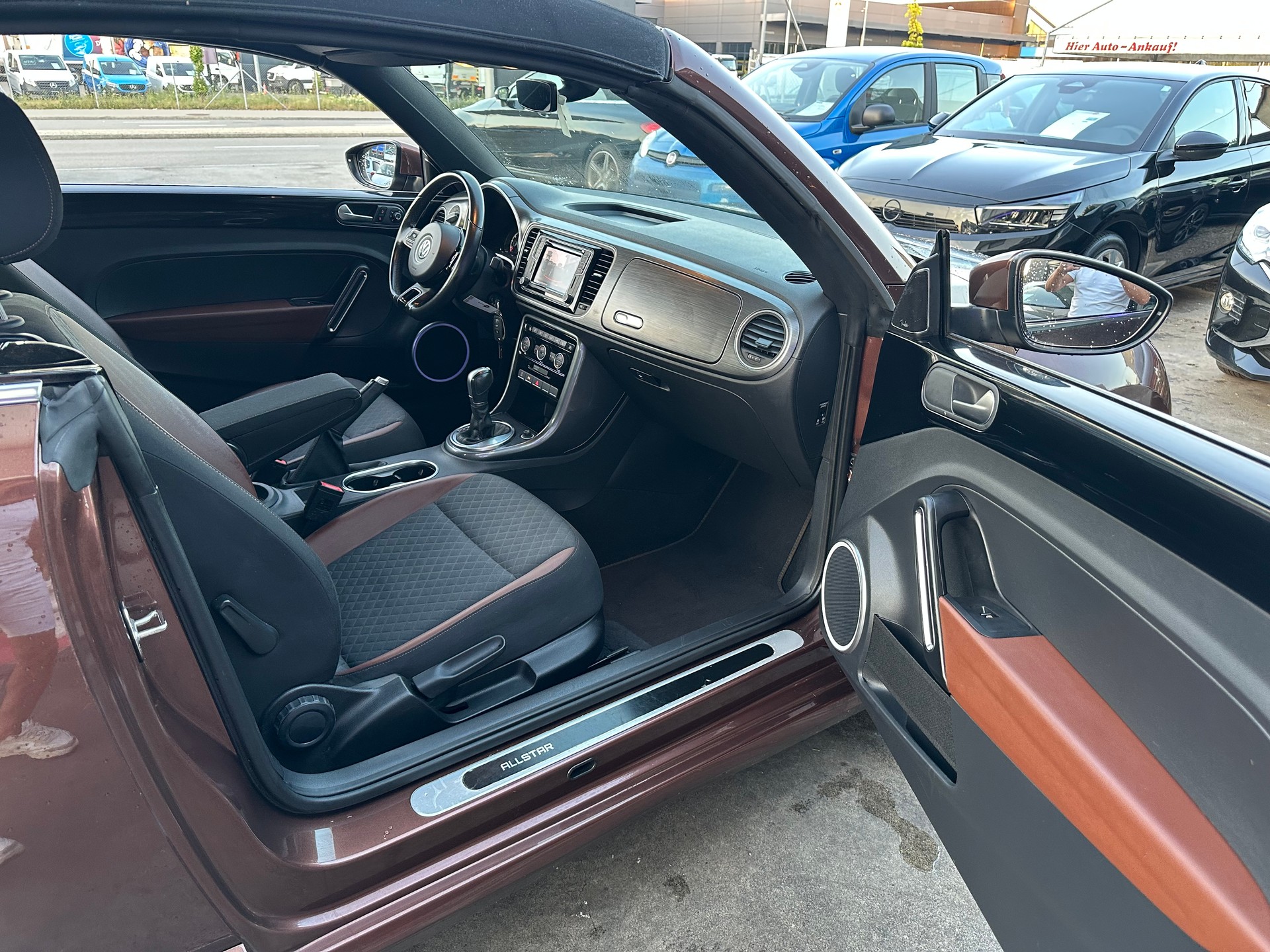VW Beetle Cabrio 2.0 TDI BMT Allstar DSG-image-21
