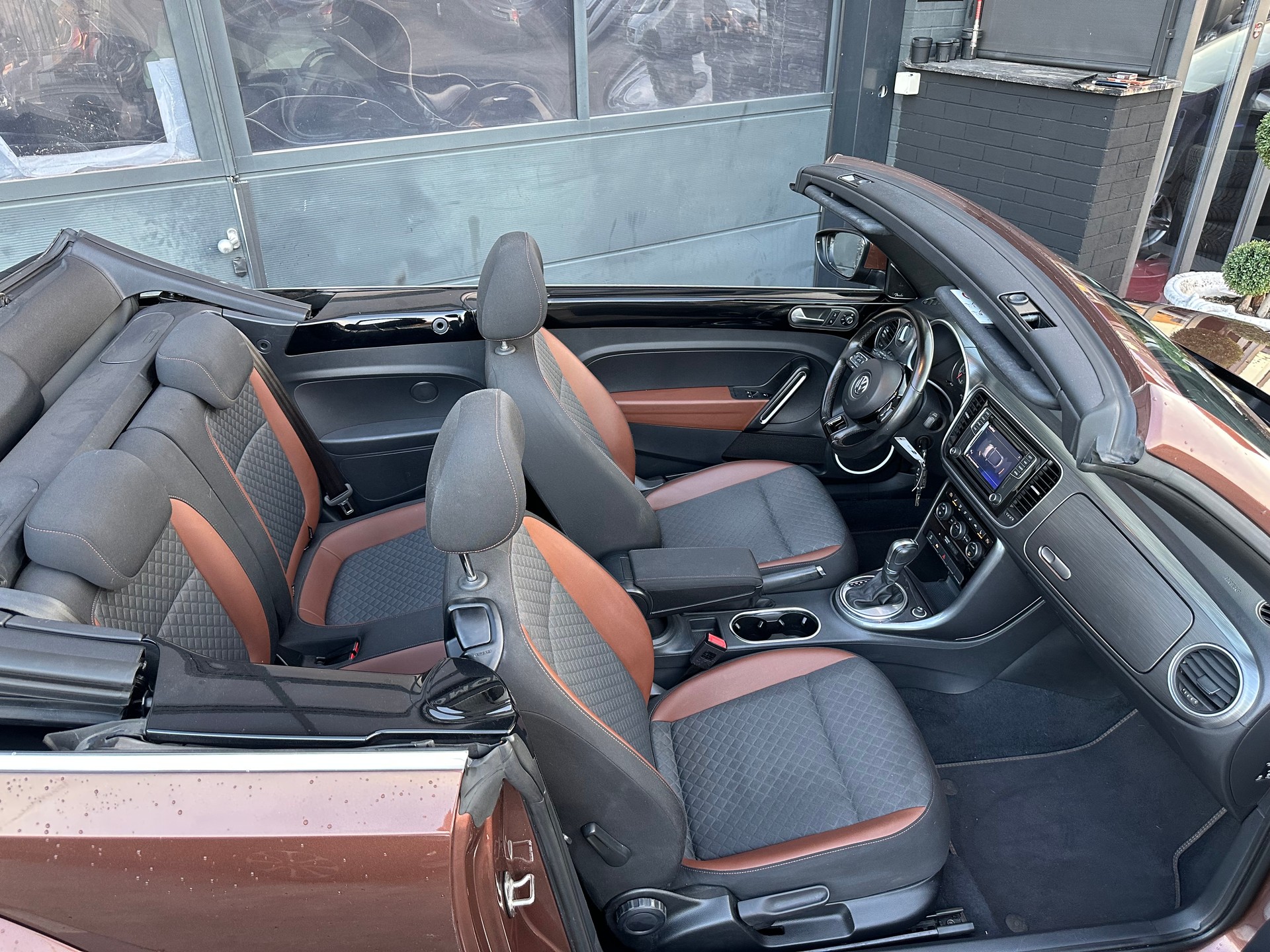 VW Beetle Cabrio 2.0 TDI BMT Allstar DSG-image-27