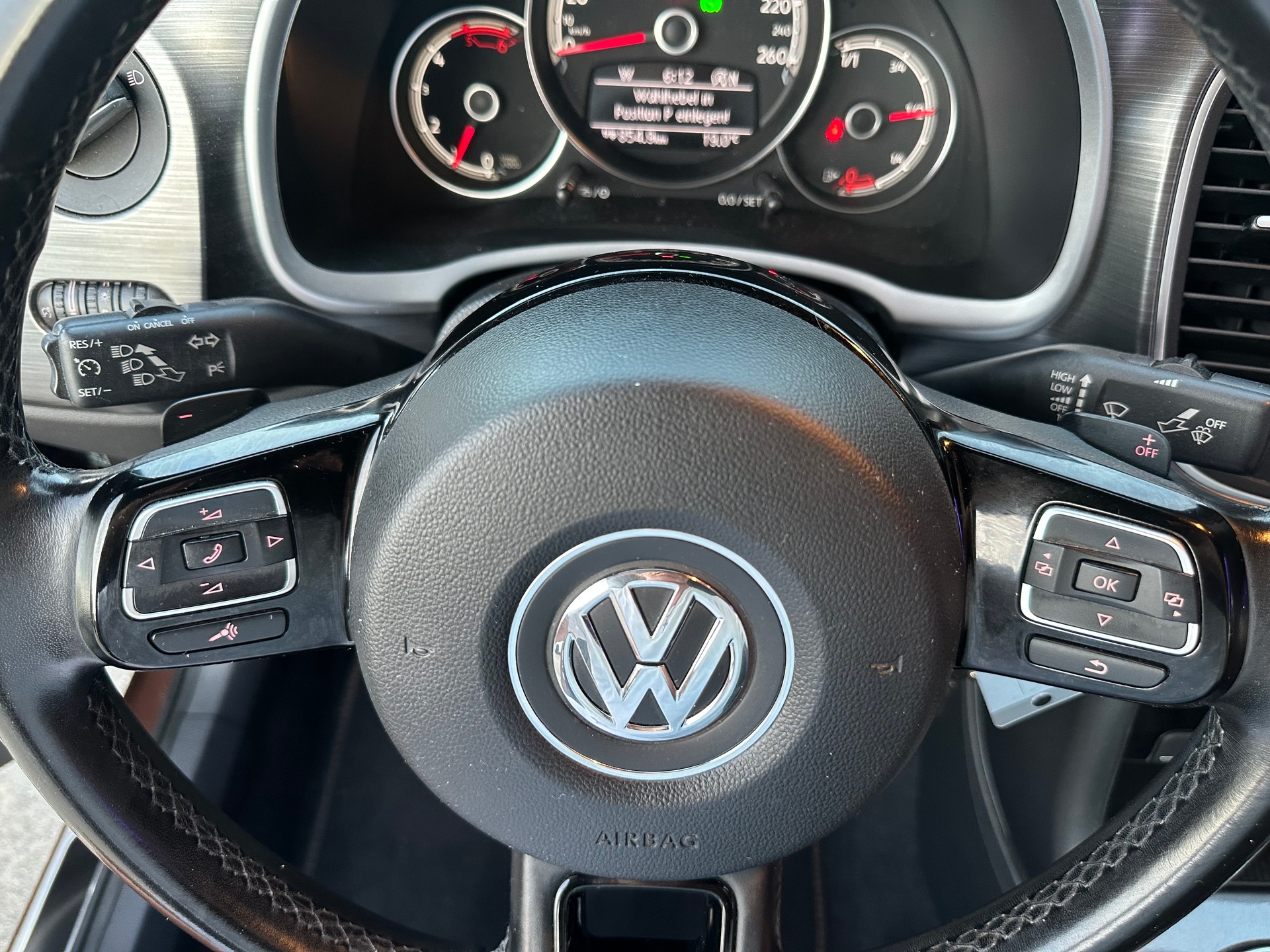 VW Beetle Cabrio 2.0 TDI BMT Allstar DSG-image-25