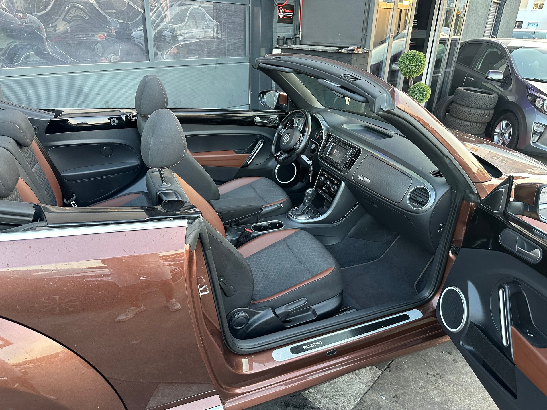 VW Beetle Cabrio 2.0 TDI BMT Allstar DSG-image-6