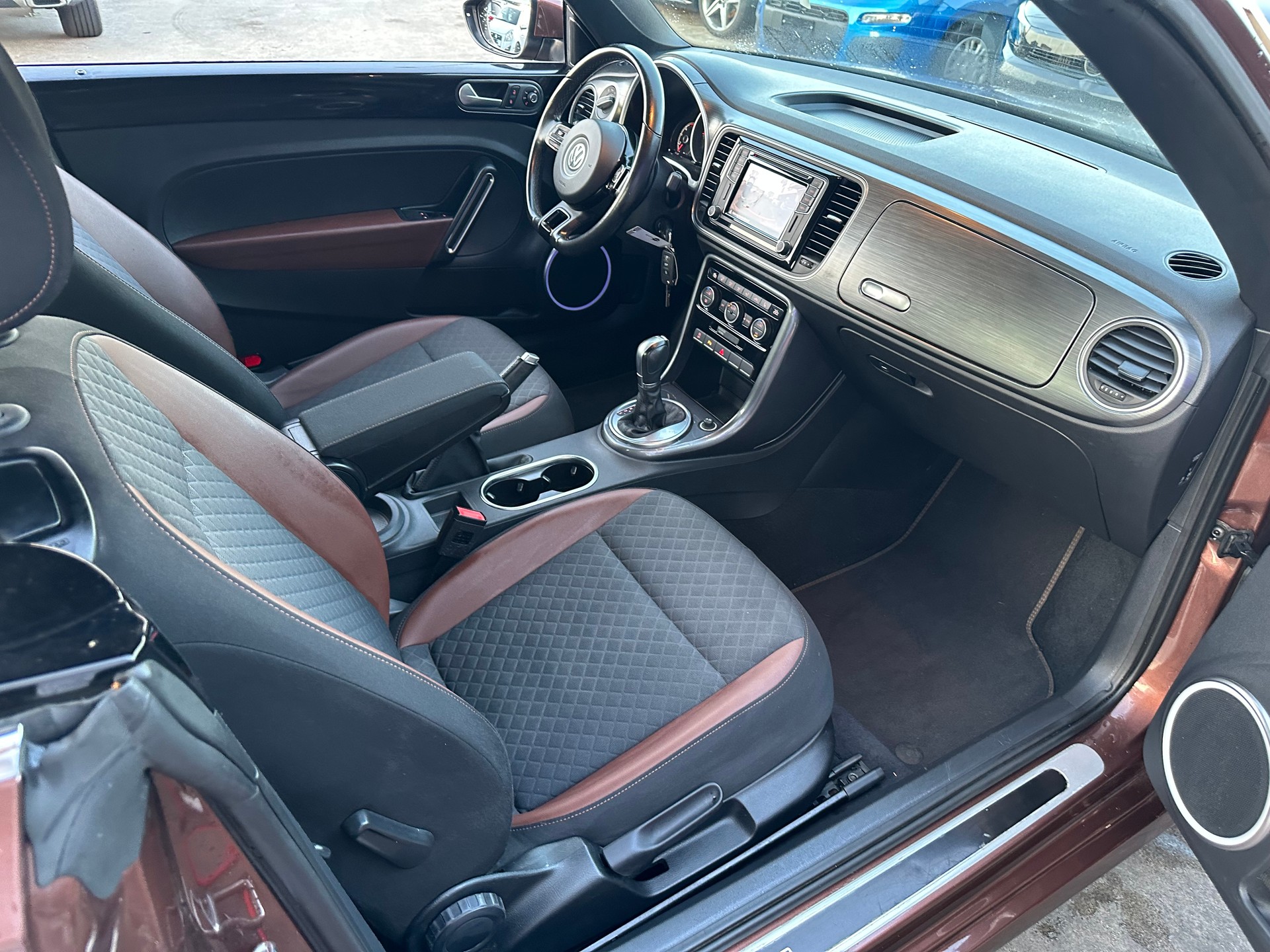 VW Beetle Cabrio 2.0 TDI BMT Allstar DSG-image-18