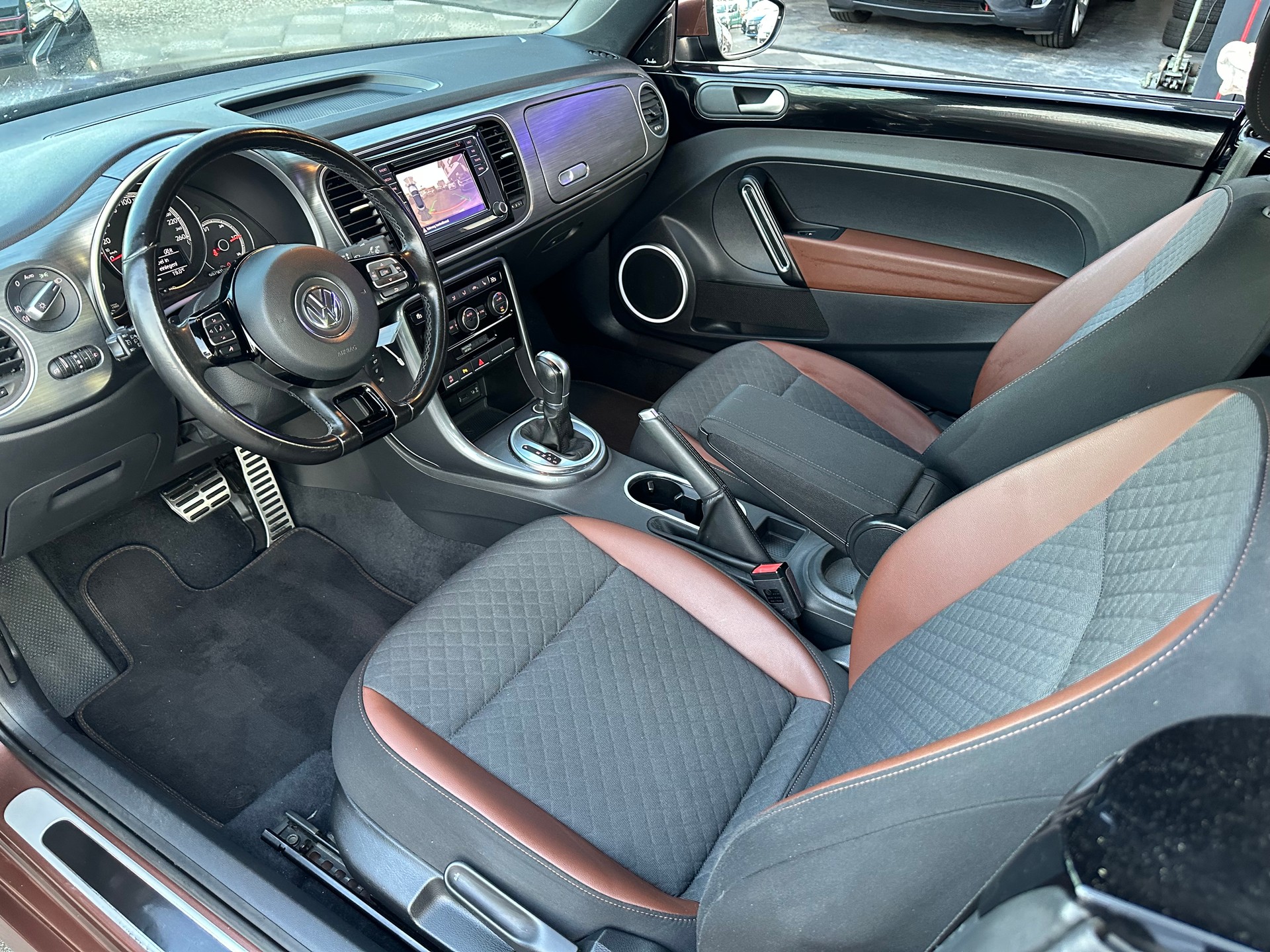 VW Beetle Cabrio 2.0 TDI BMT Allstar DSG-image-17