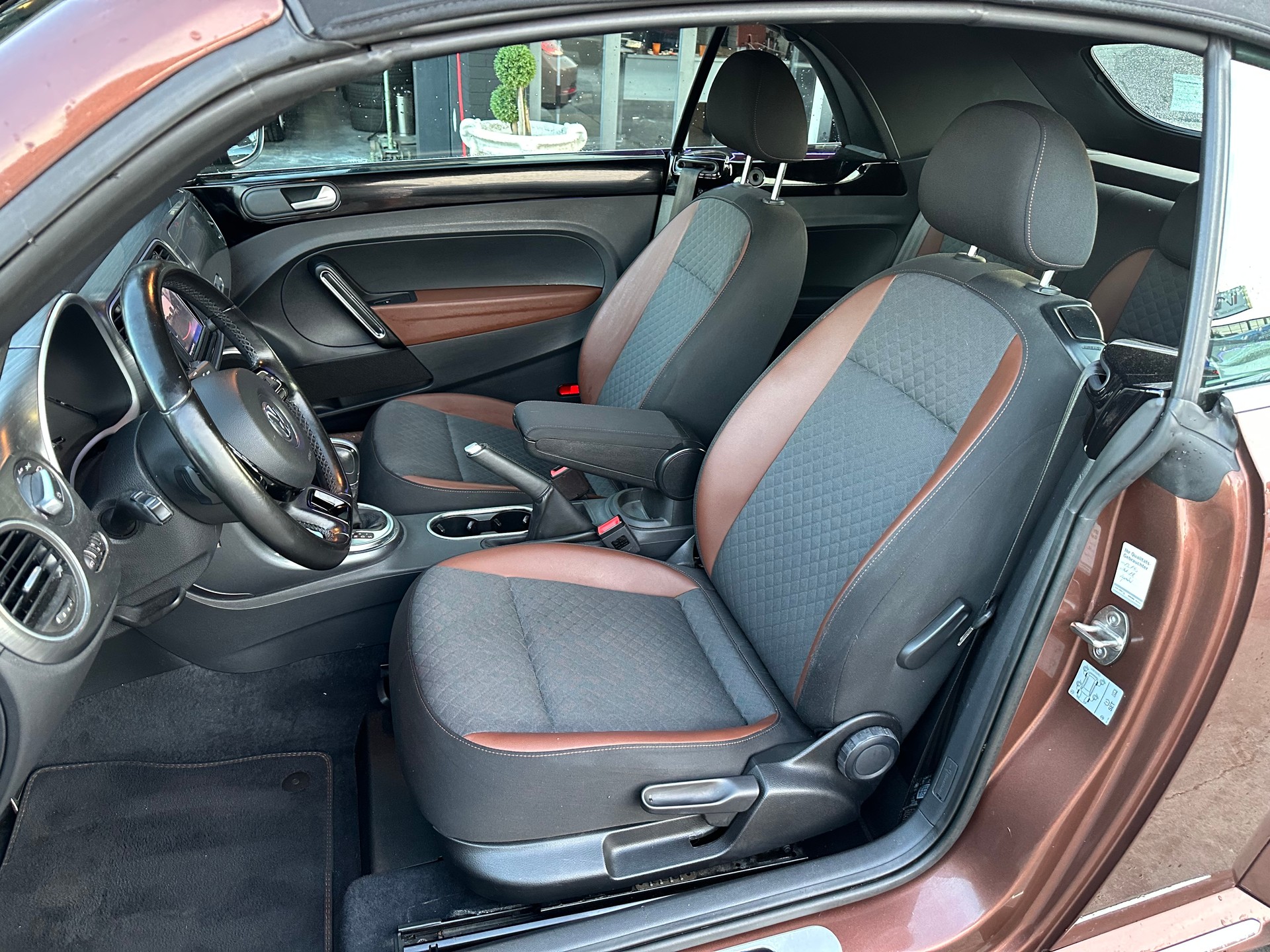 VW Beetle Cabrio 2.0 TDI BMT Allstar DSG-image-14