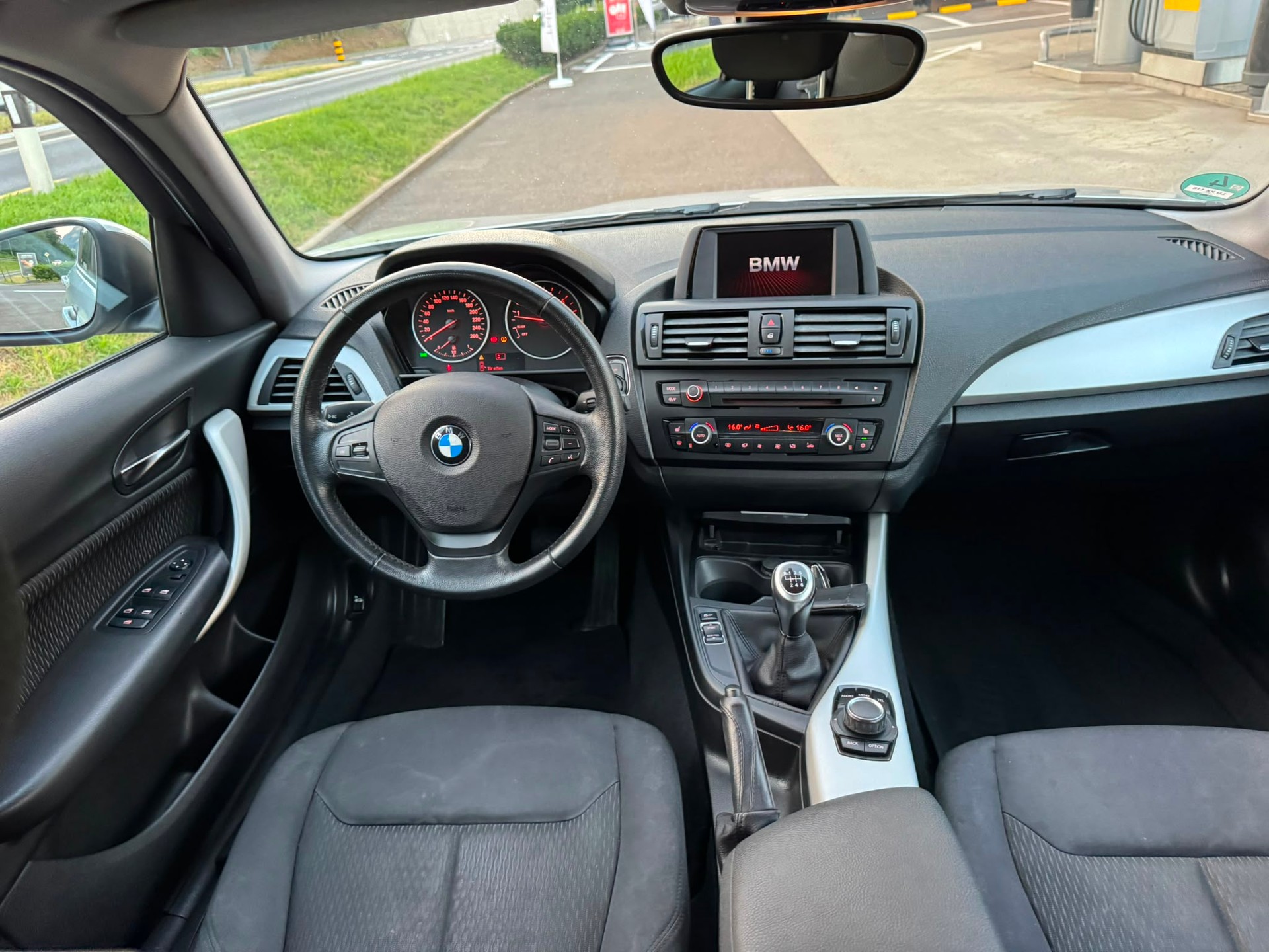 BMW 116i-image-7