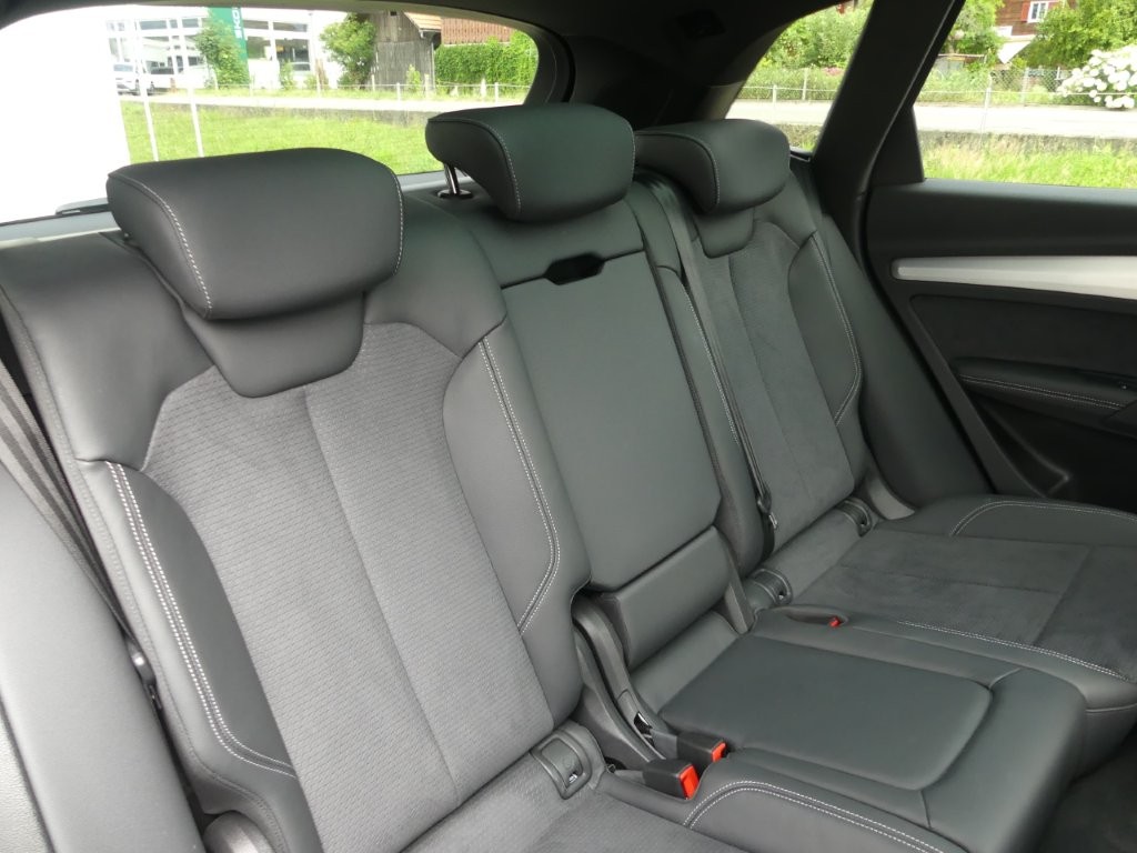 AUDI Q5 50 TFSI e PHEV S line quattro S-tronic-image-12