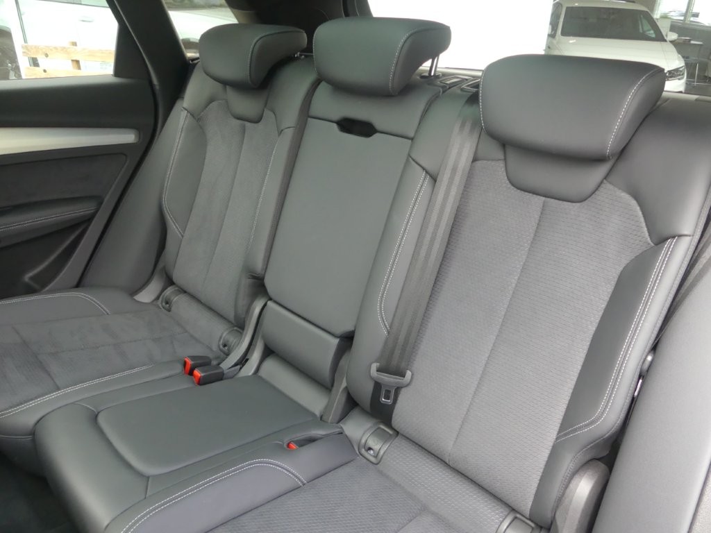 AUDI Q5 50 TFSI e PHEV S line quattro S-tronic-image-11