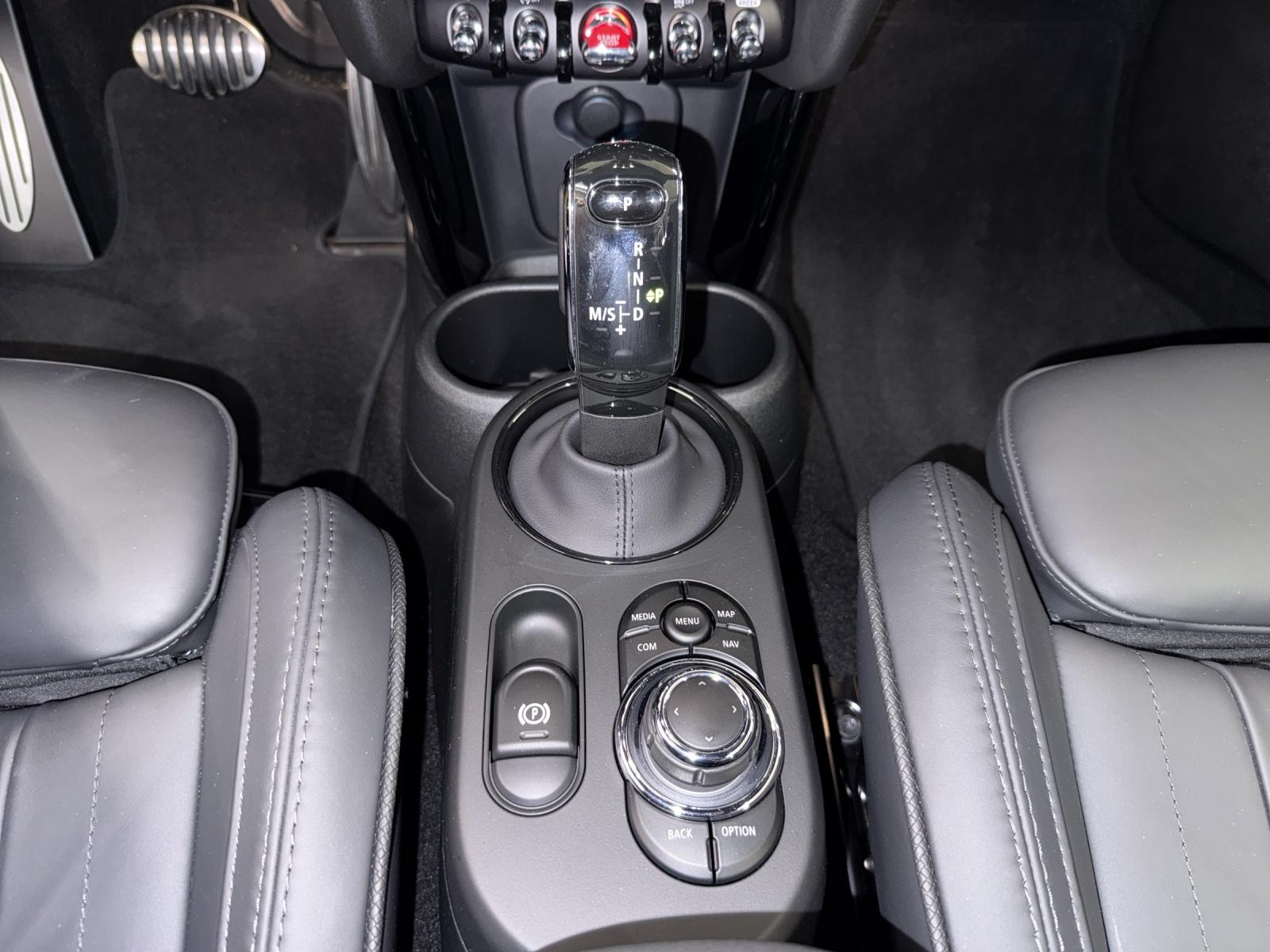 MINI Cabrio F57 John Cooper Works-image-16