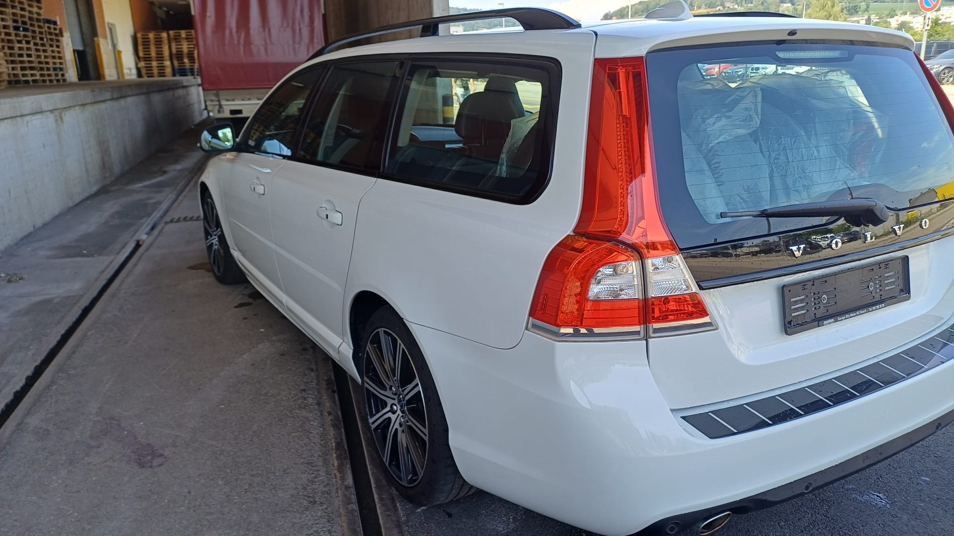 VOLVO V70 D4 AWD Momentum Classic Edition Geartronic-image-3