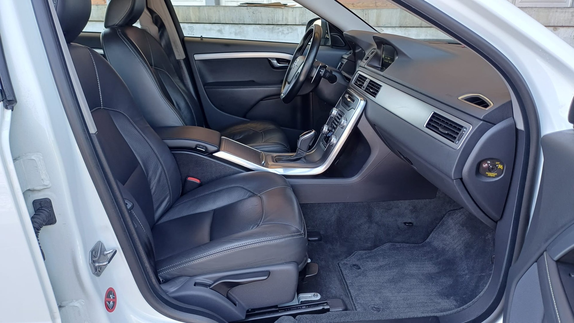 VOLVO V70 D4 AWD Momentum Classic Edition Geartronic-image-9